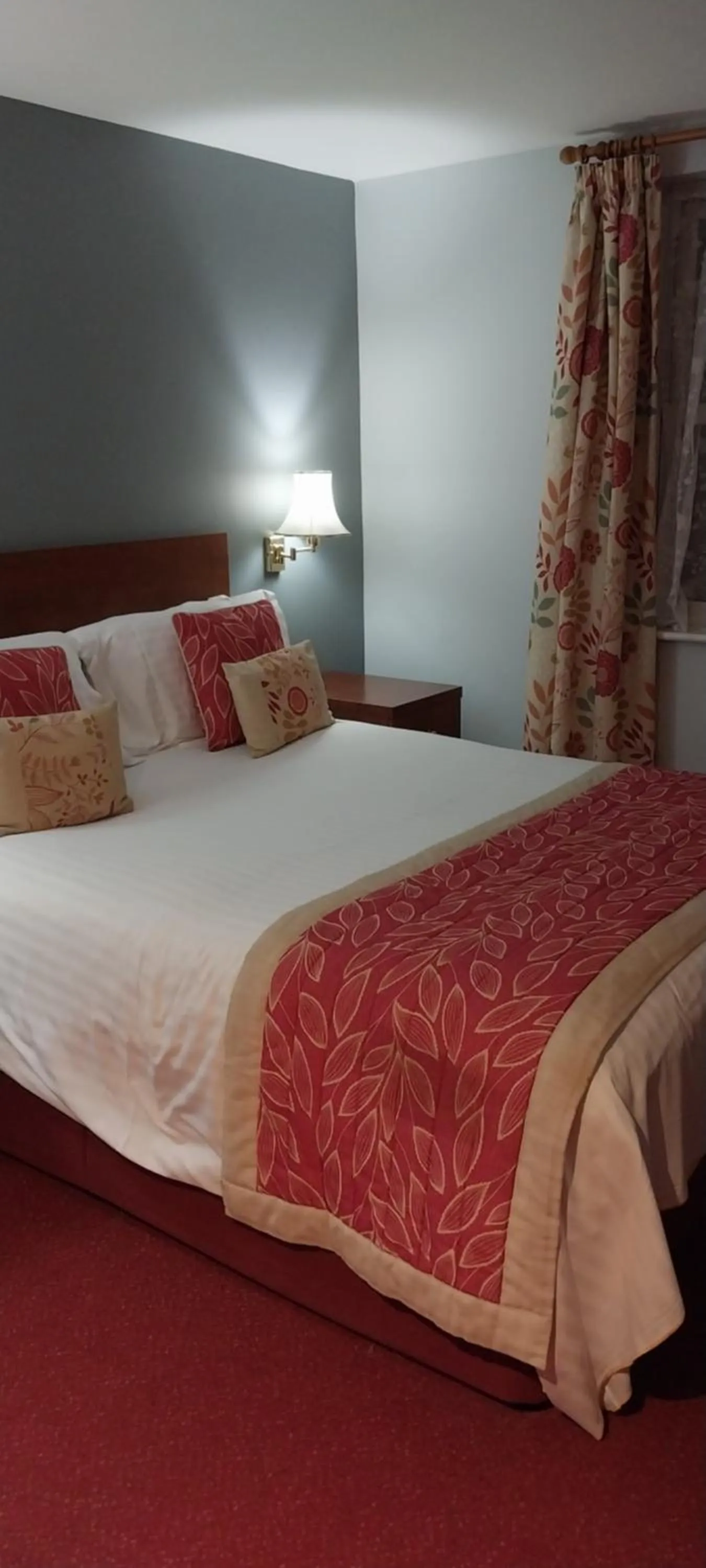 Bed in The Emmbrook Inn Hotel