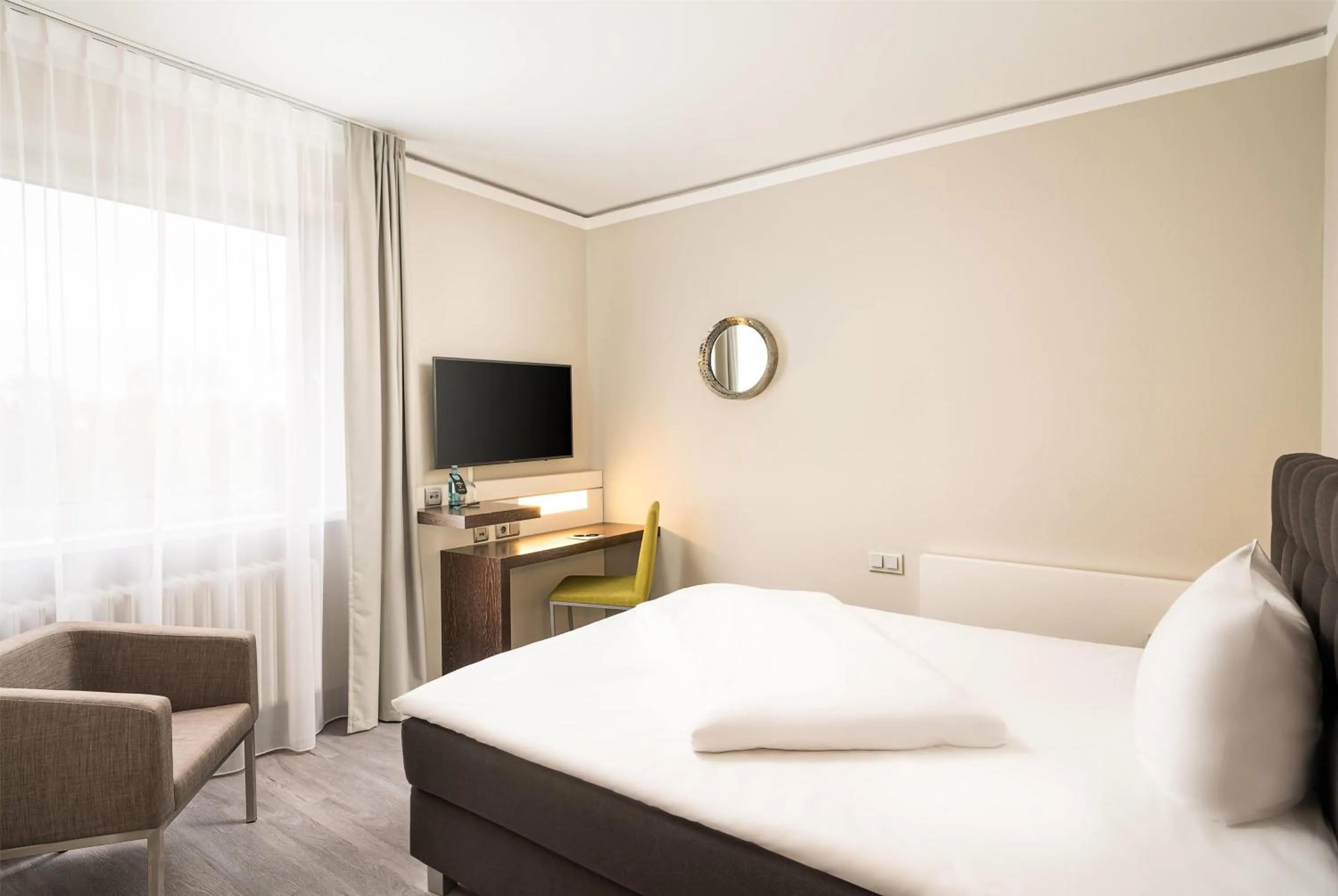 Photo of the whole room, Bed in elaya hotel hannover city, Trademark by Wyndham