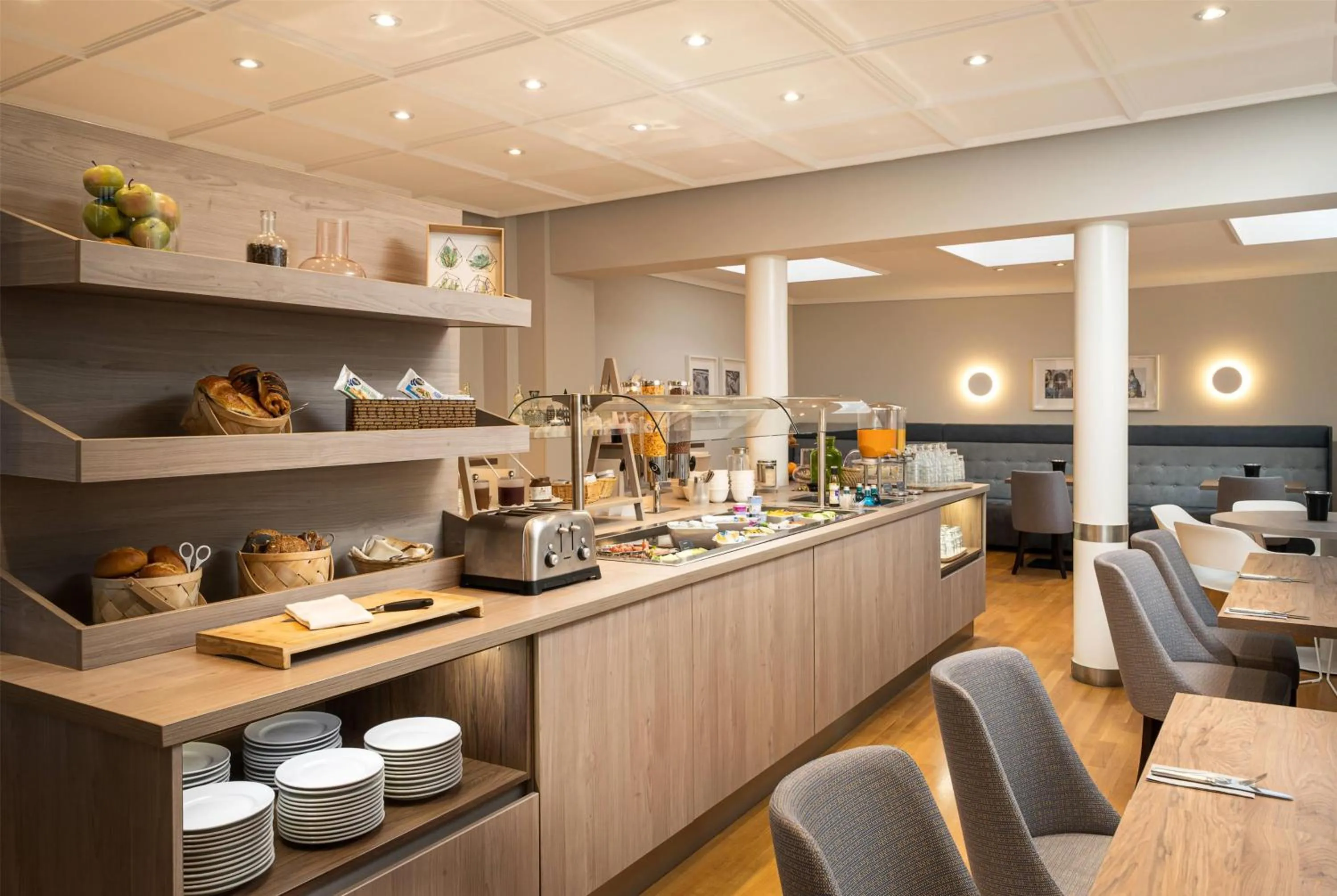 Restaurant/places to eat in elaya hotel hannover city, Trademark by Wyndham