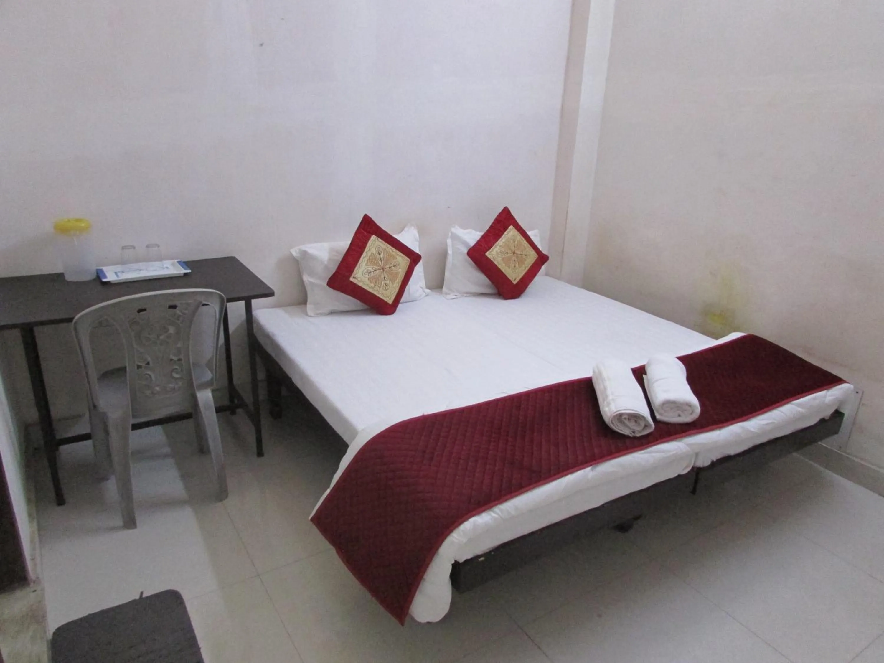 Bed in Ashish Guest House, Goverdhan Vilas