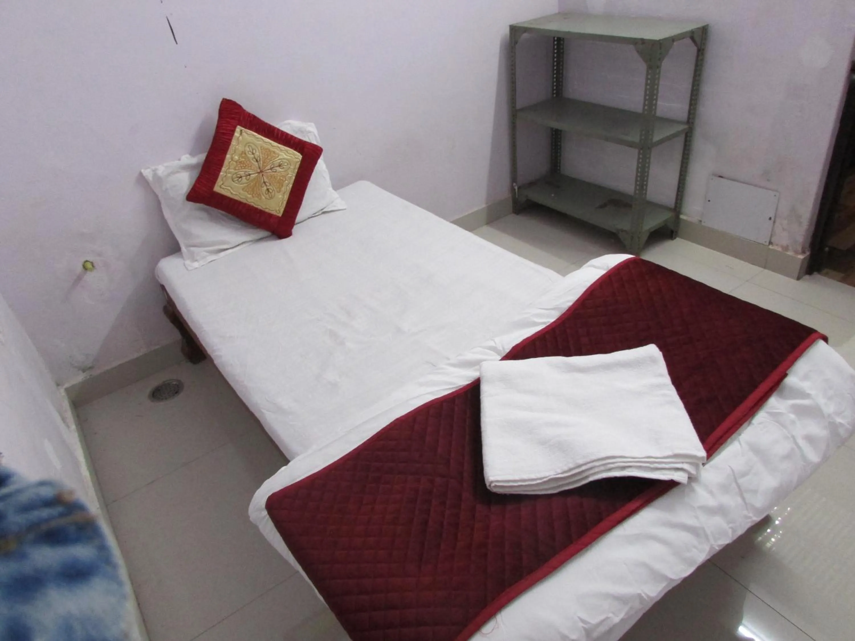 Bed in Ashish Guest House, Goverdhan Vilas