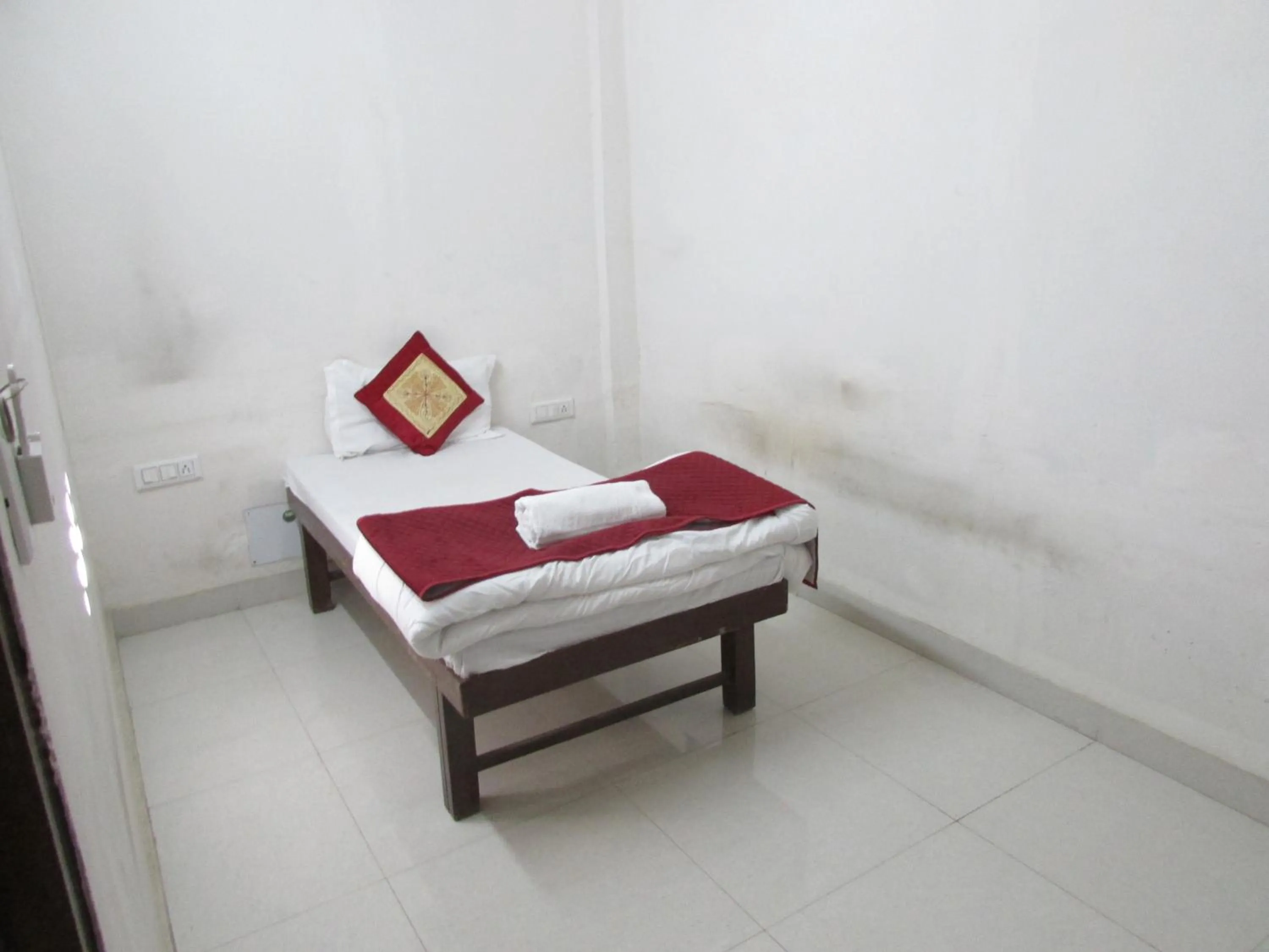 Bed in Ashish Guest House, Goverdhan Vilas