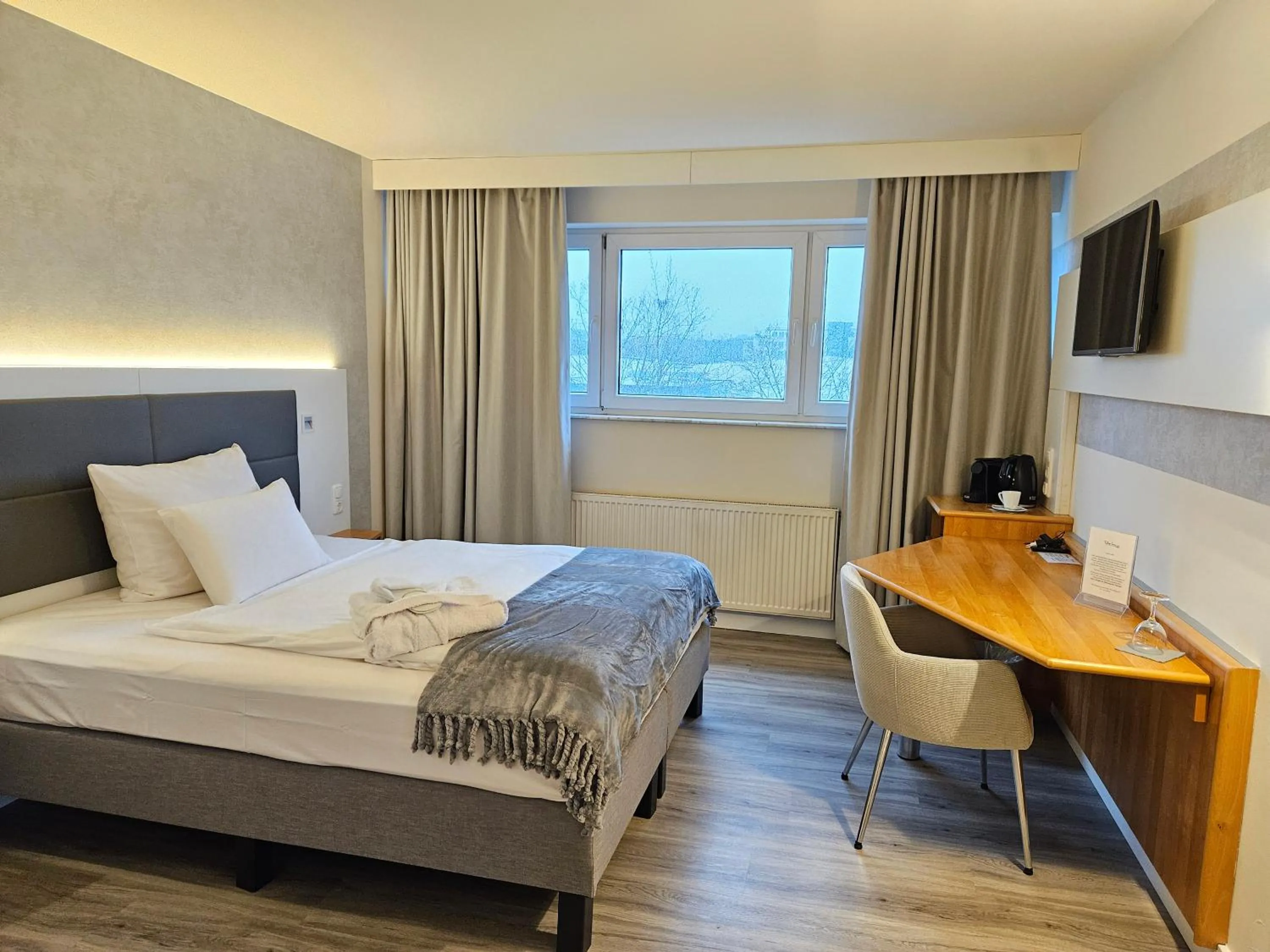 Photo of the whole room, Bed in Tulip Inn Frankfurt Airport