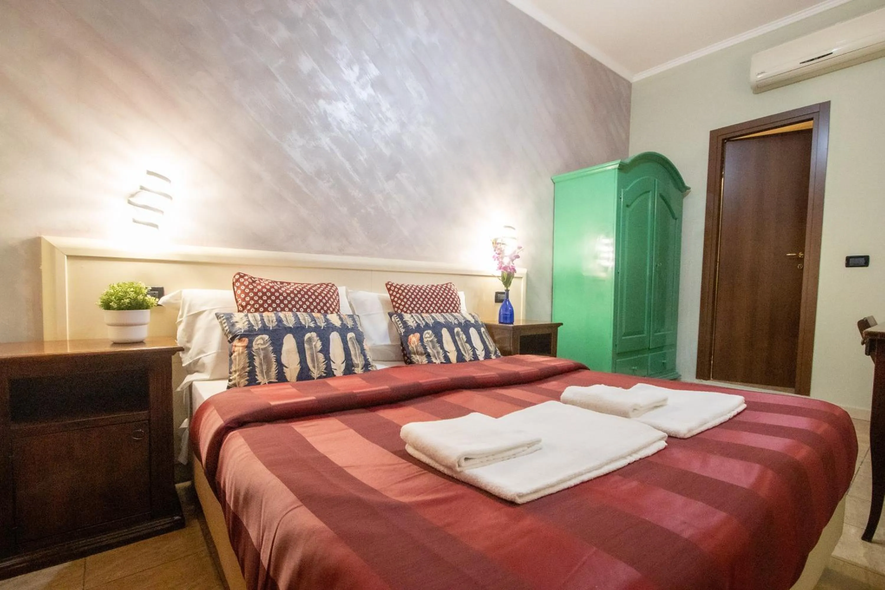 Bed in B&B Colorful Suite Yard