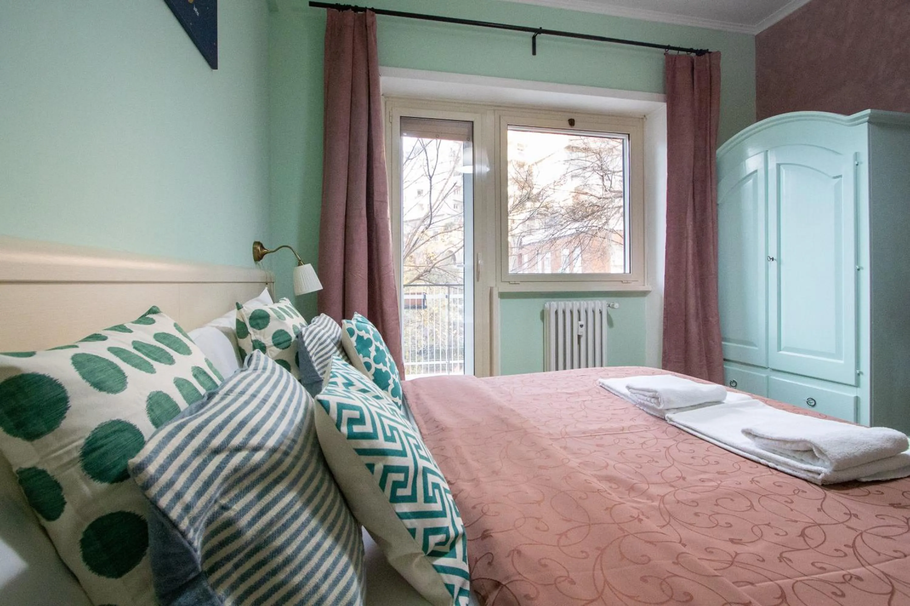 Bed in B&B Colorful Suite Yard