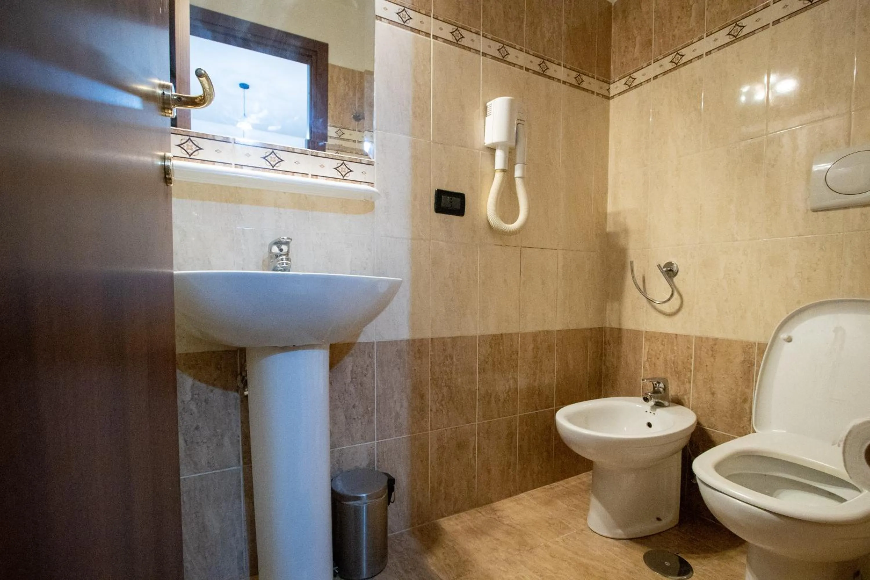 Shower in B&B Colorful Suite Yard