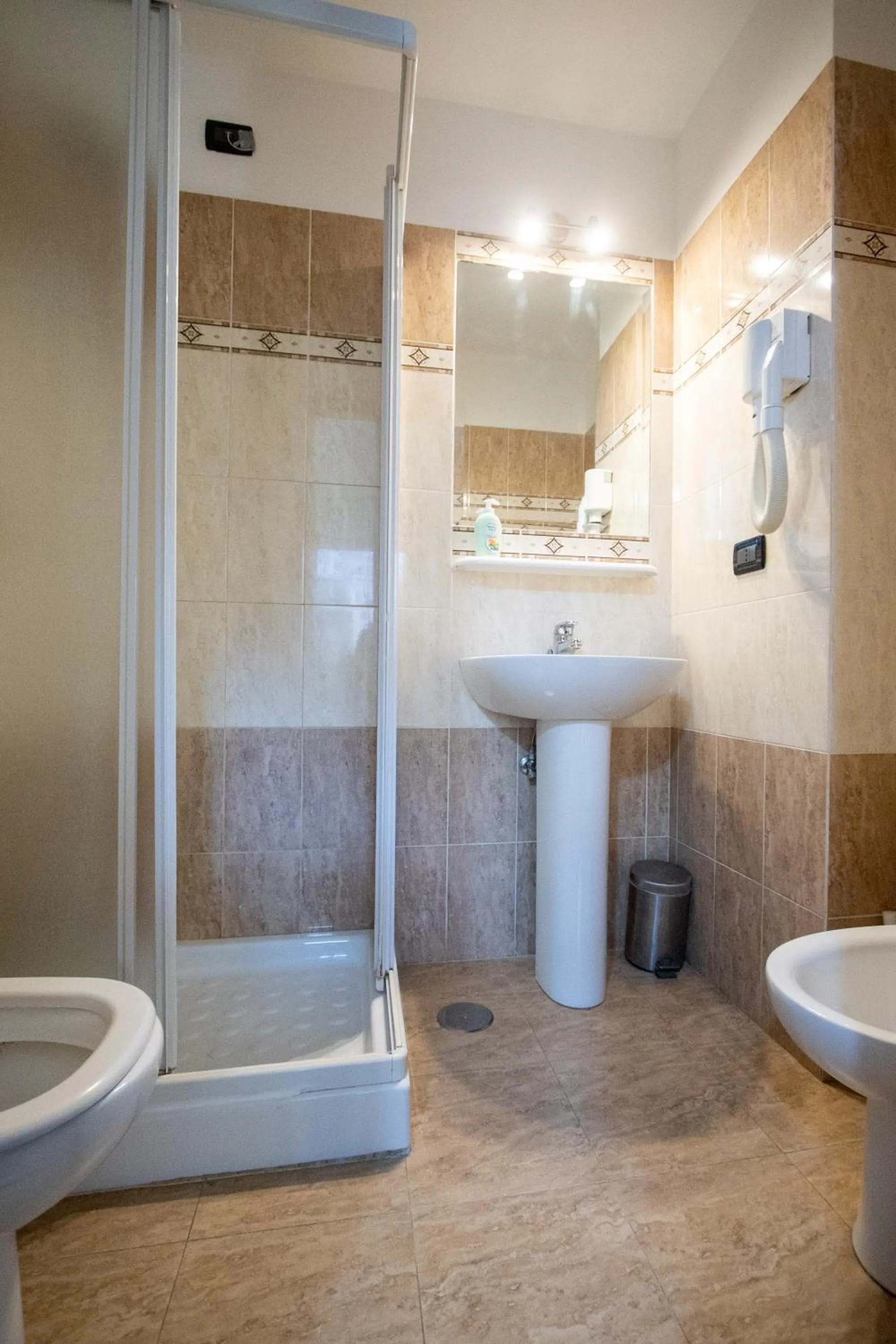 Shower in B&B Colorful Suite Yard