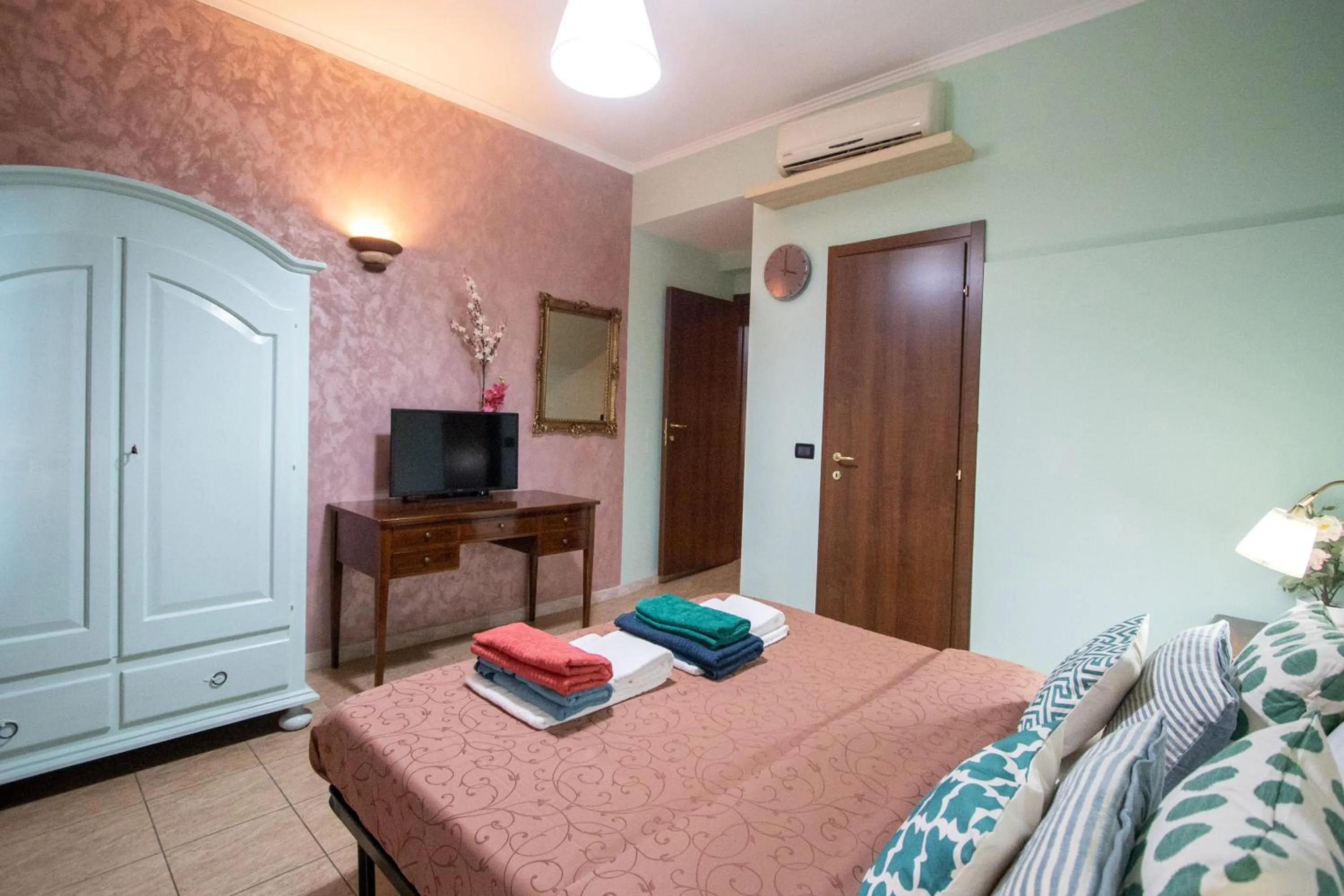 Communal lounge/ TV room, Bed in B&B Colorful Suite Yard