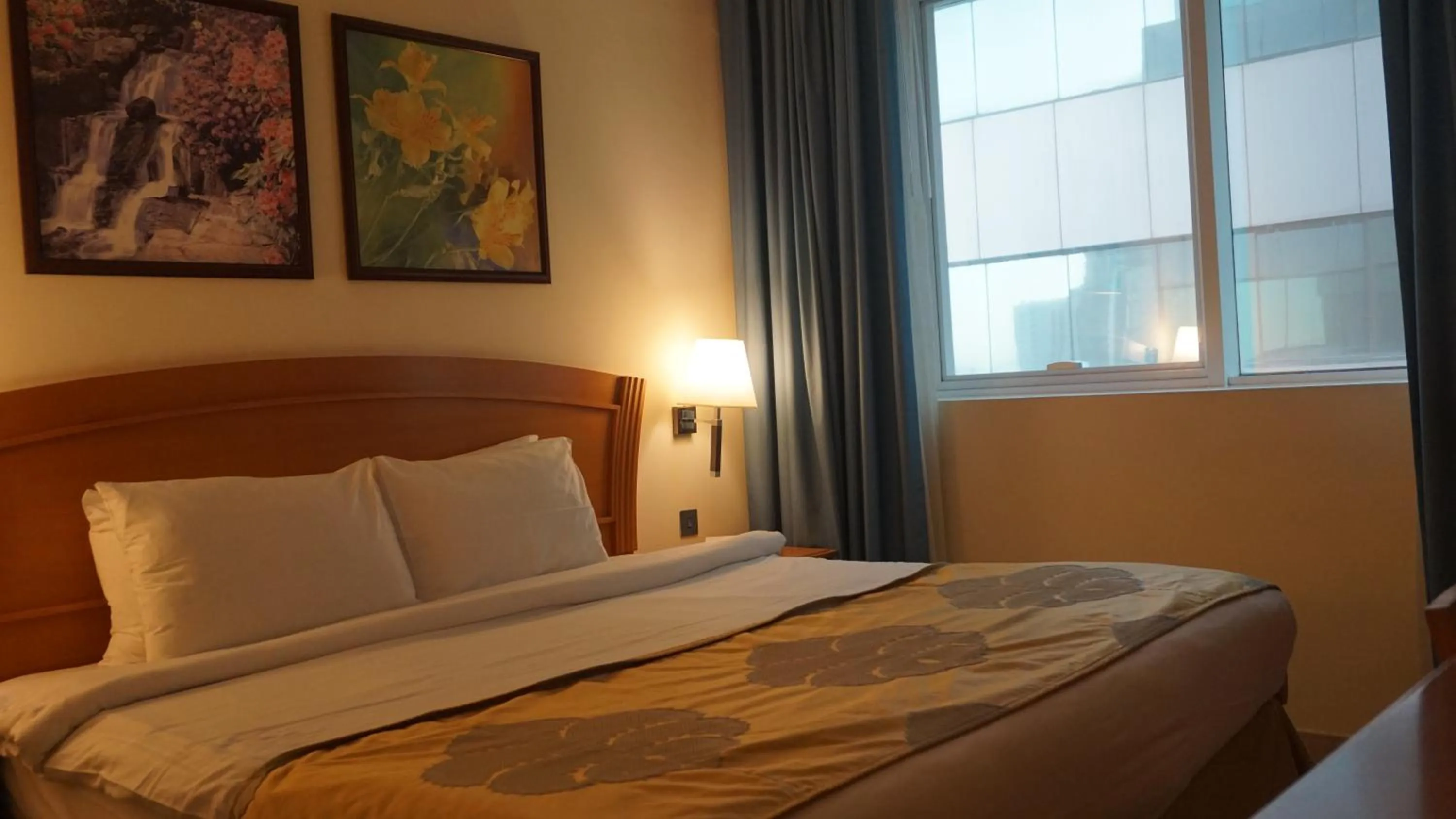 Bedroom, Bed in Golden Tulip Sharjah