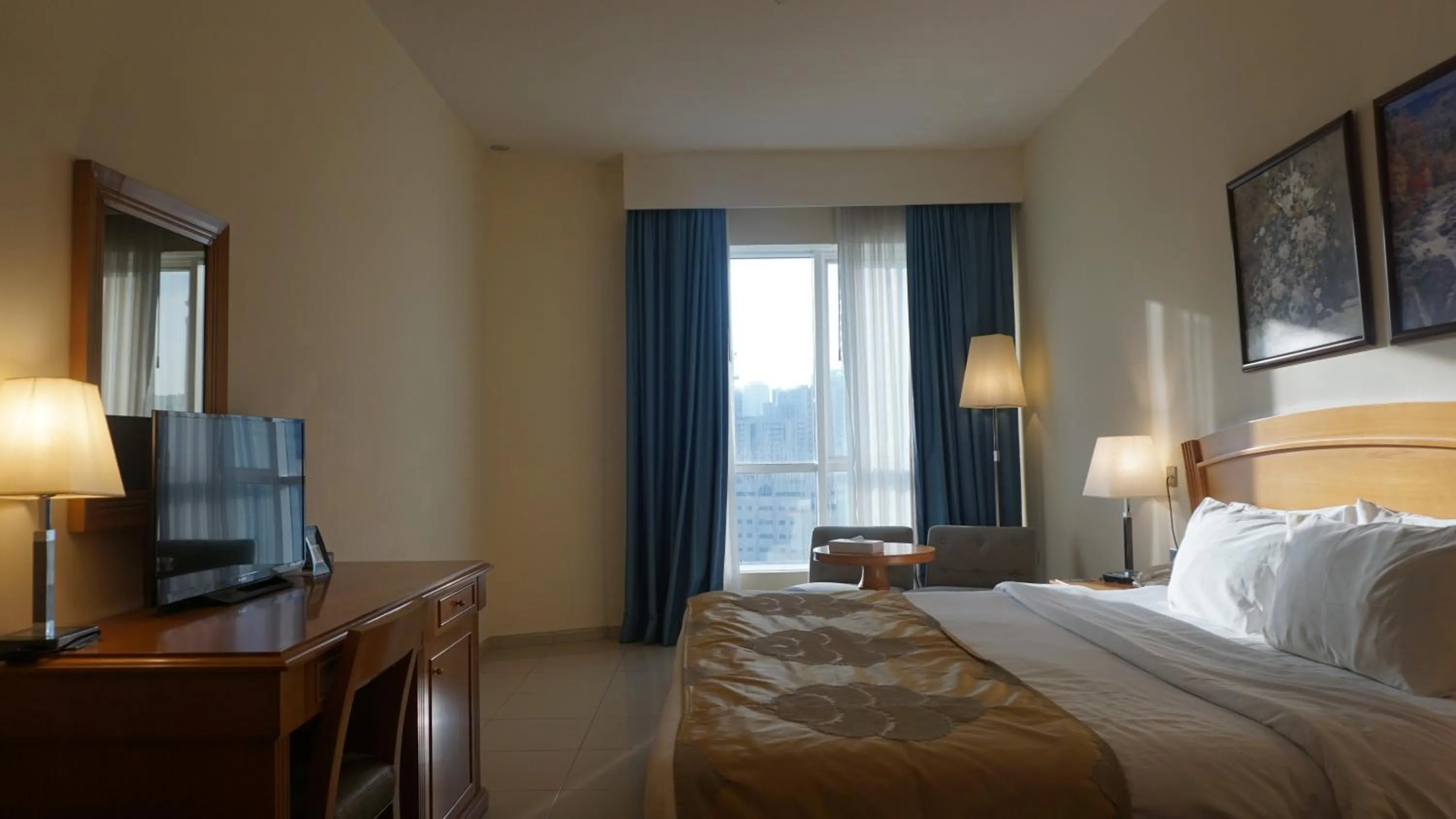 Bedroom, Bed in Golden Tulip Sharjah