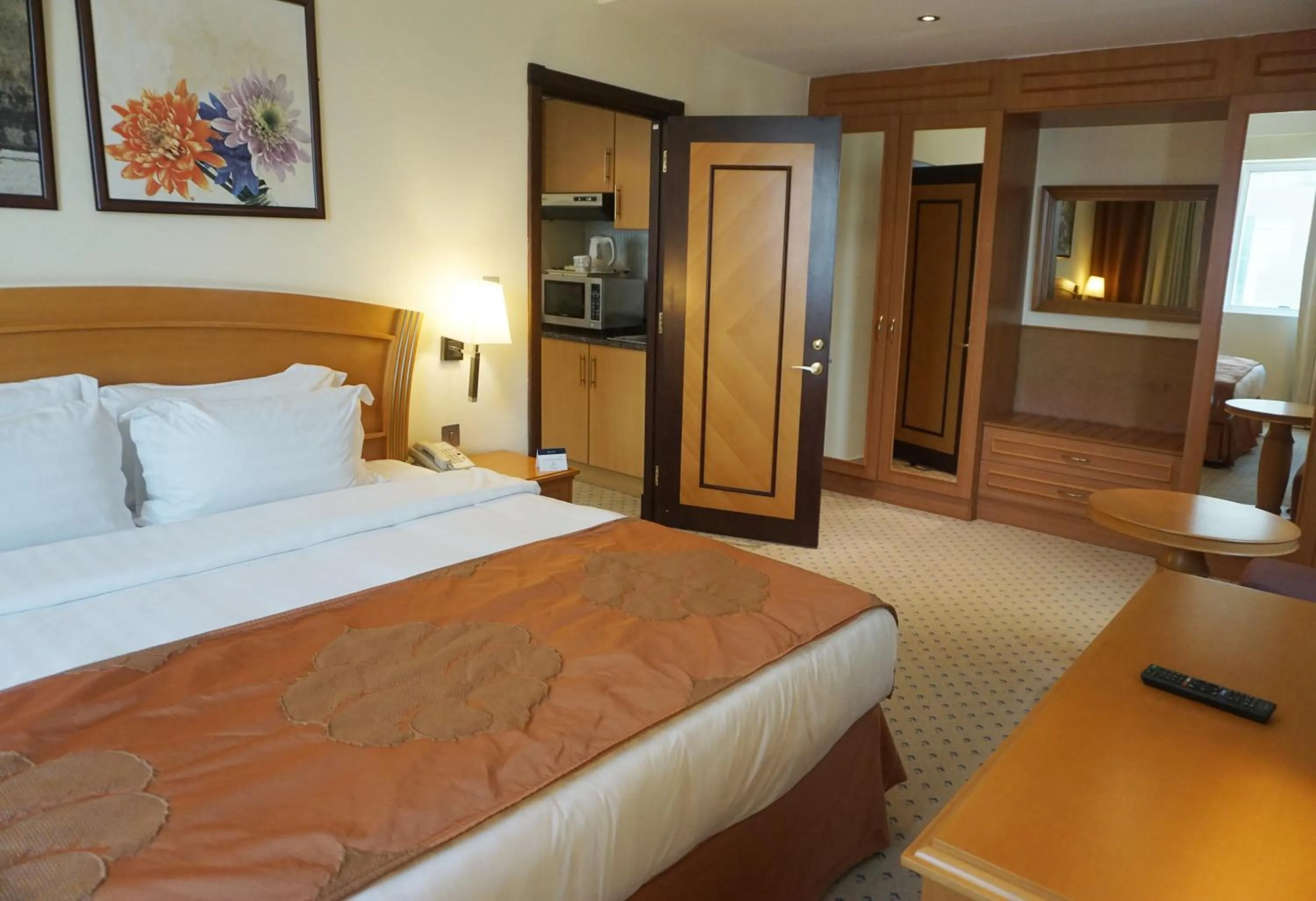 Kitchen or kitchenette, Bed in Golden Tulip Sharjah