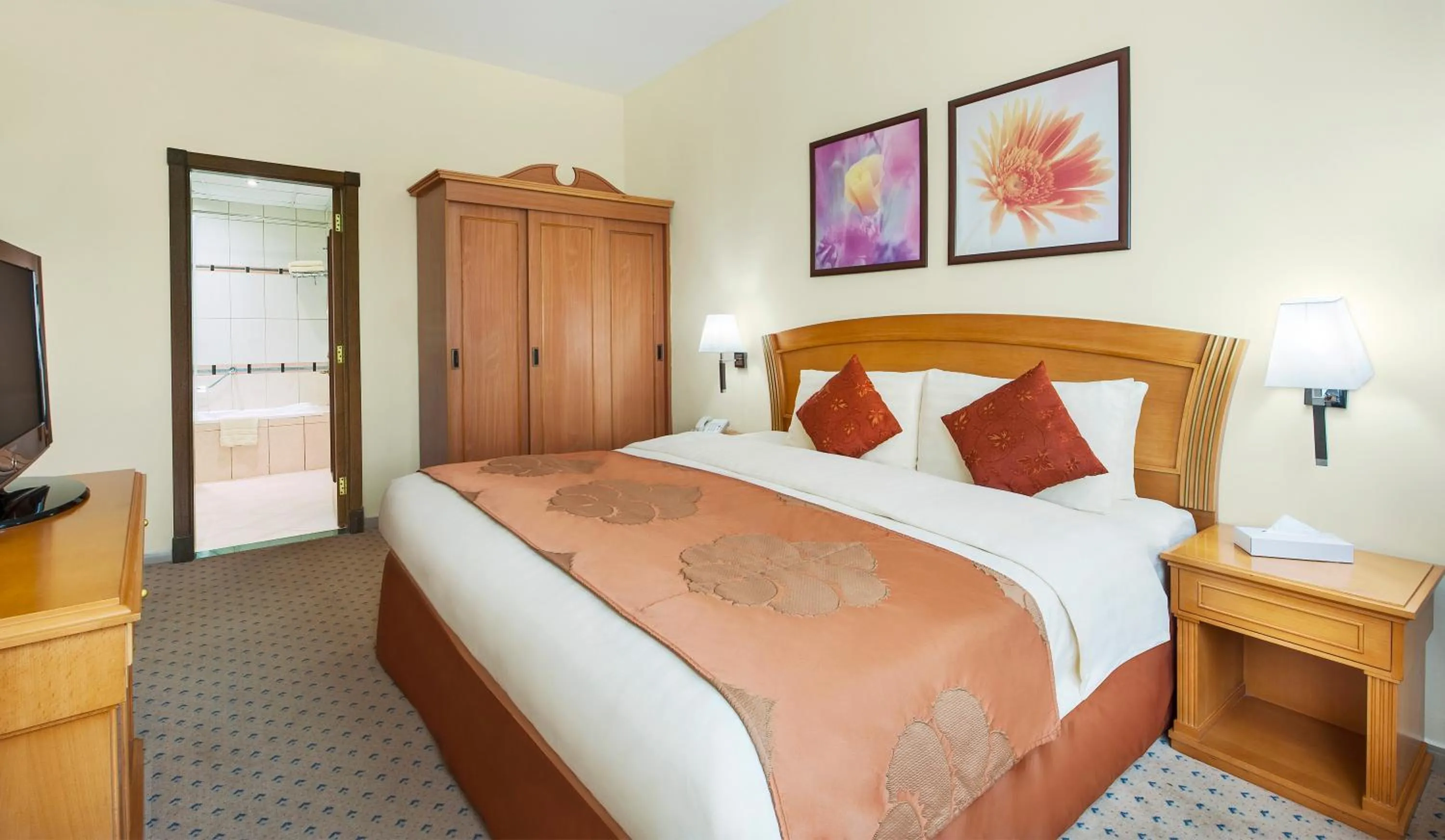 Bathroom, Bed in Golden Tulip Sharjah