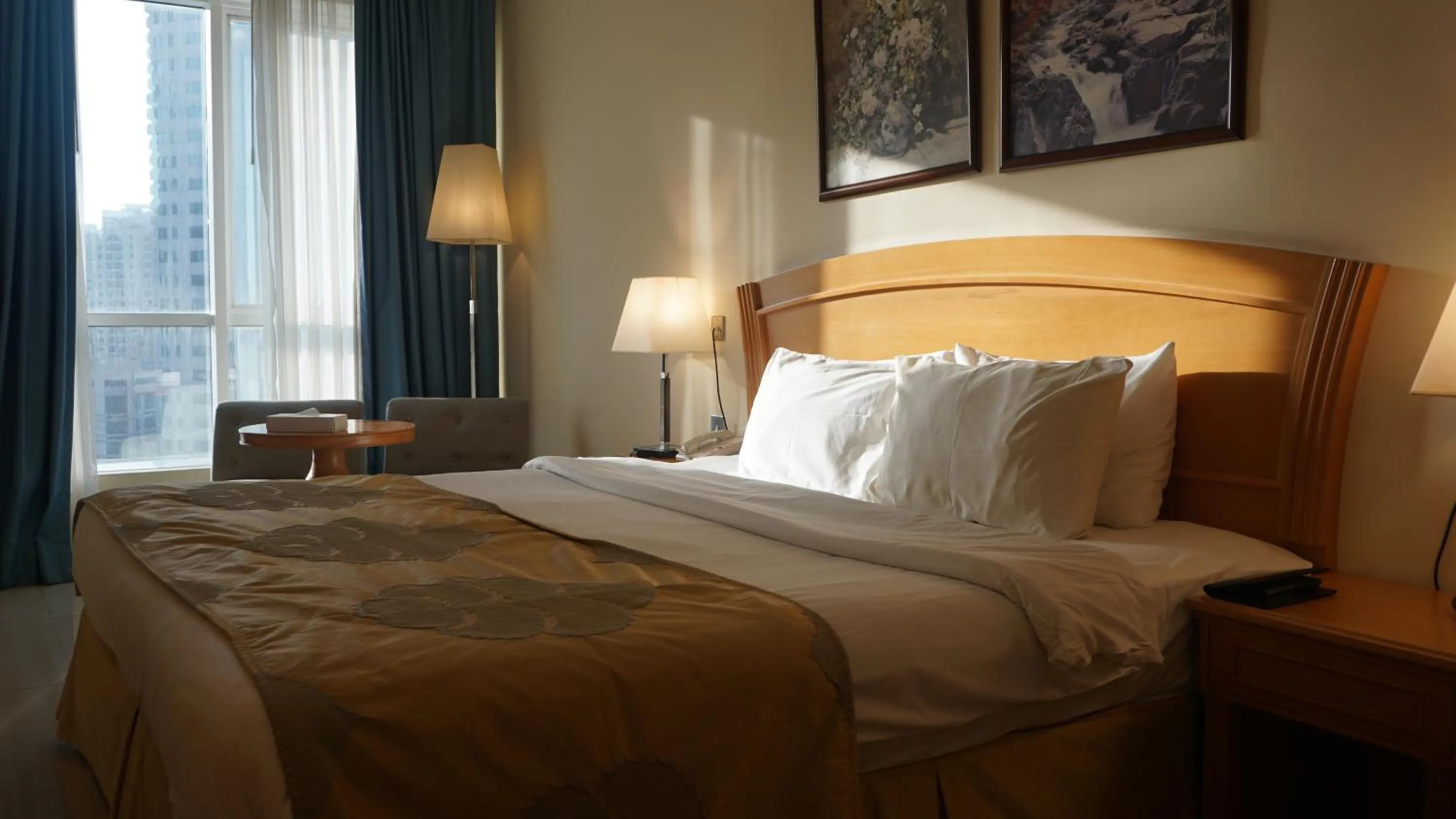 Bedroom, Bed in Golden Tulip Sharjah