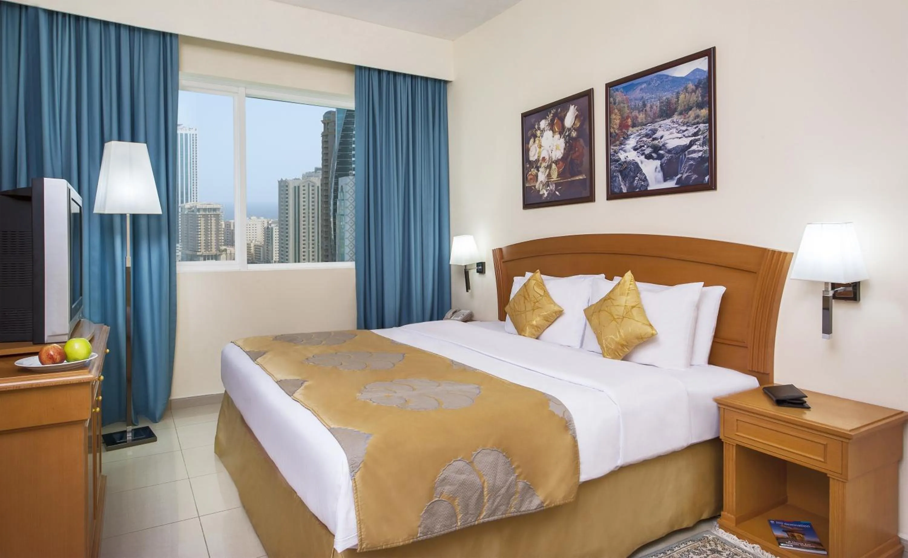 Bedroom, Bed in Golden Tulip Sharjah