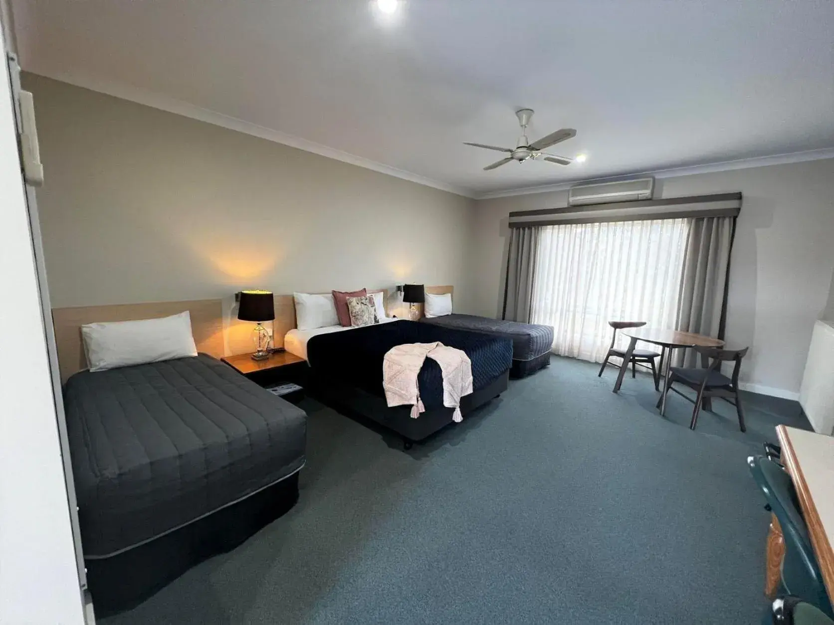 Deluxe Quadruple Room - single occupancy in Tumbarumba Motel & Elms Restaurant Deluxe Quadruple Room - single occupancy in Tumbarumba Motel & Elms Restaurant