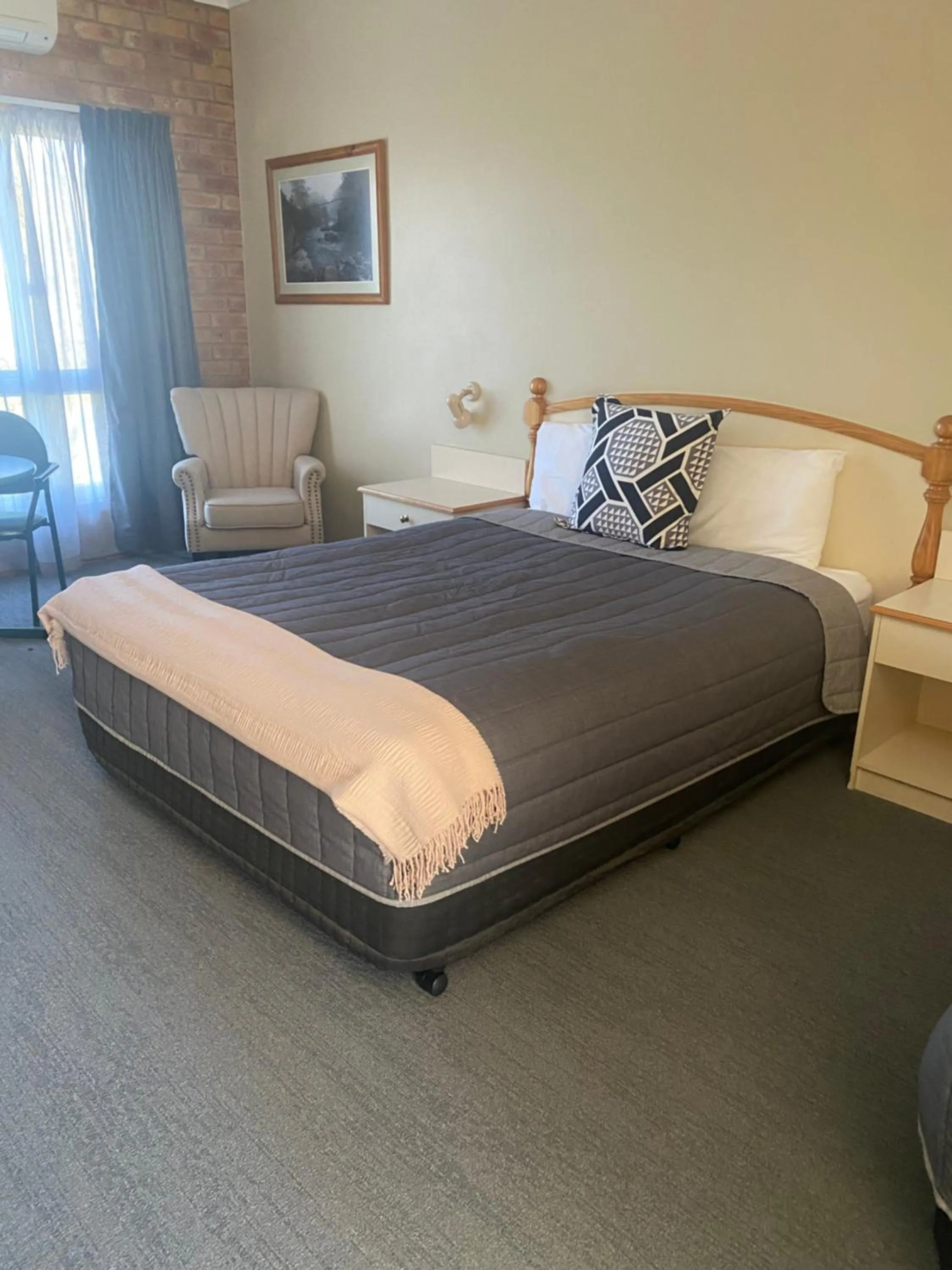 Bed in Tumbarumba Motel & Elms Restaurant