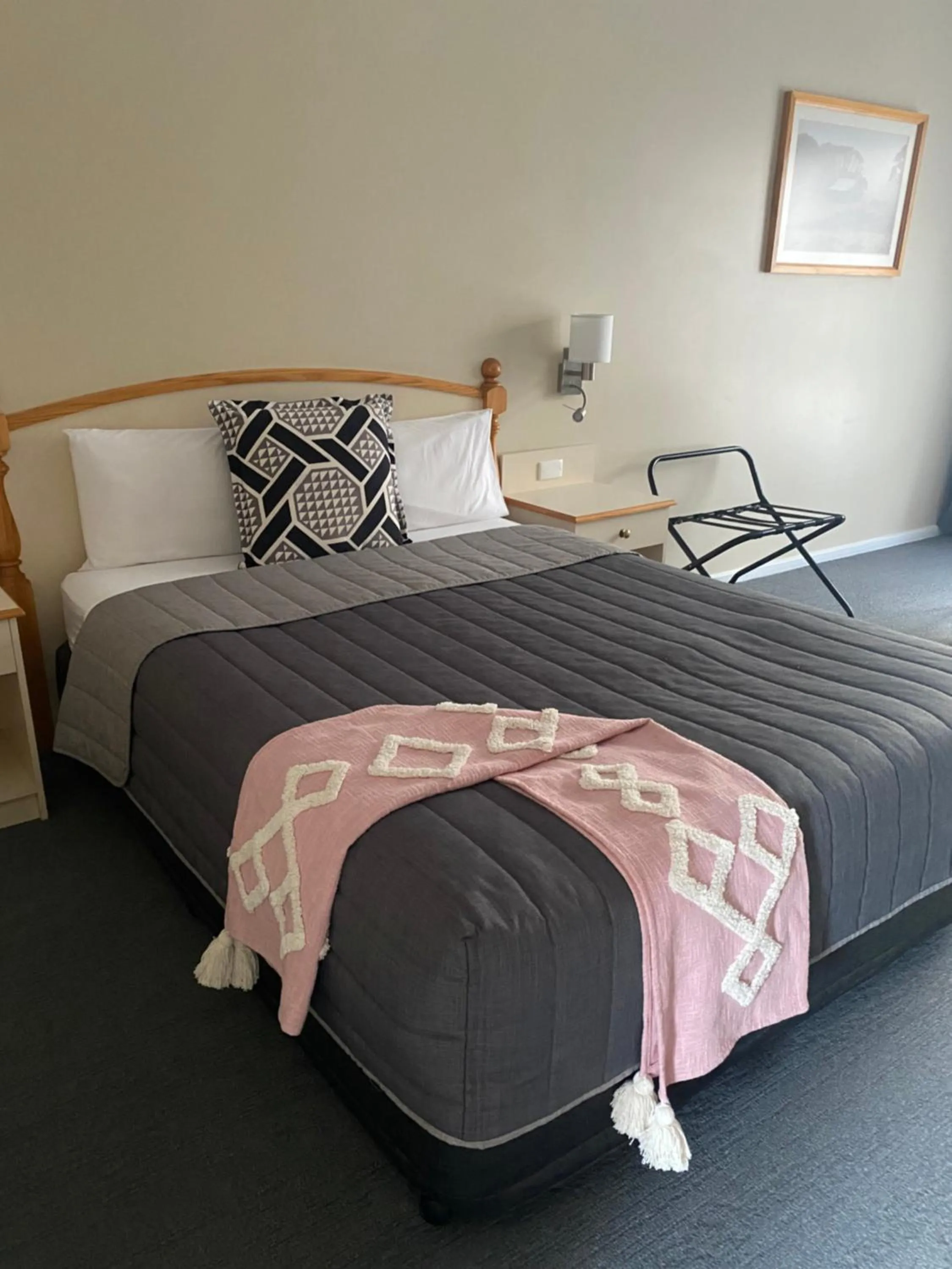 Bed in Tumbarumba Motel & Elms Restaurant