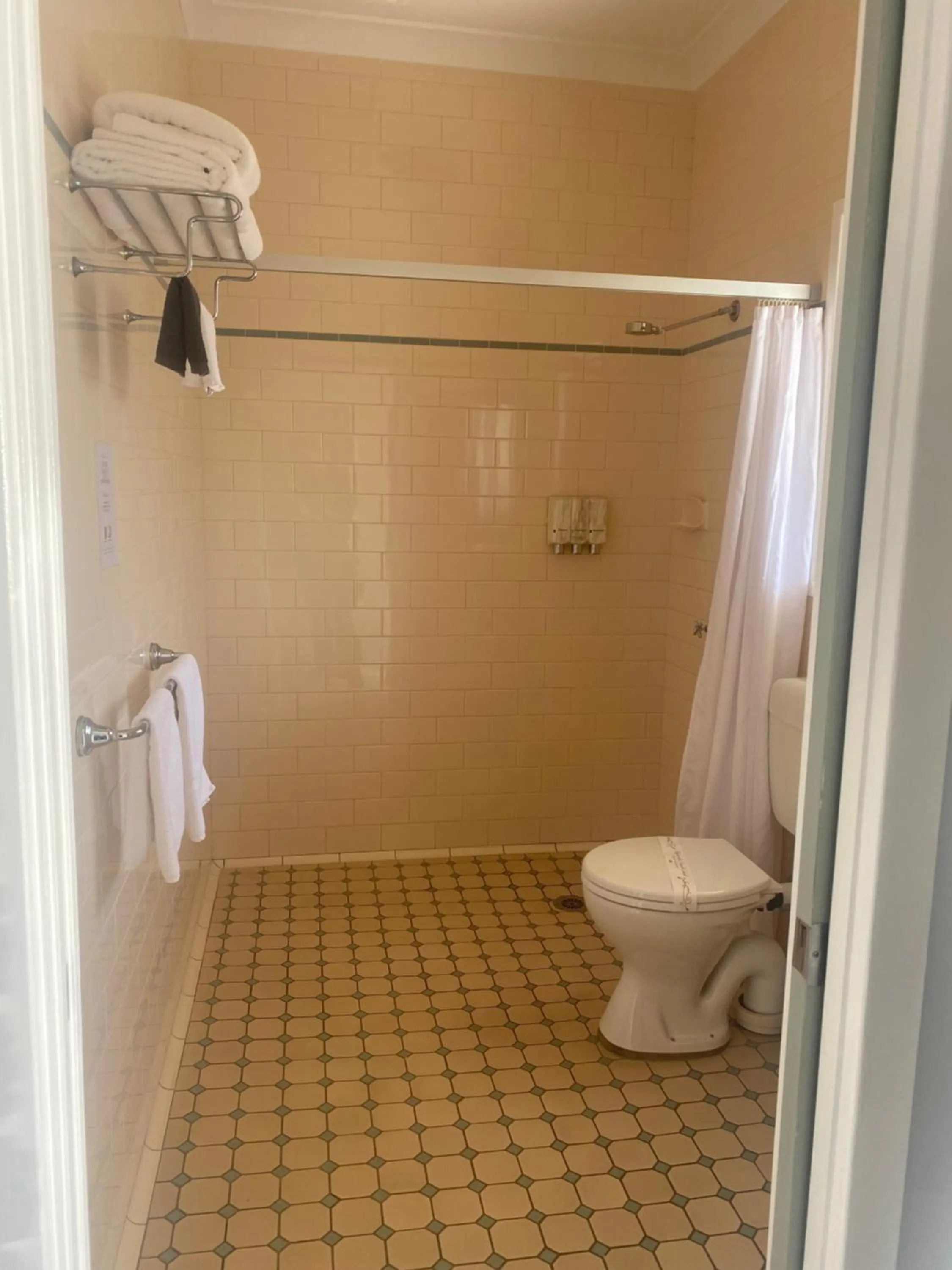 Bathroom in Tumbarumba Motel & Elms Restaurant