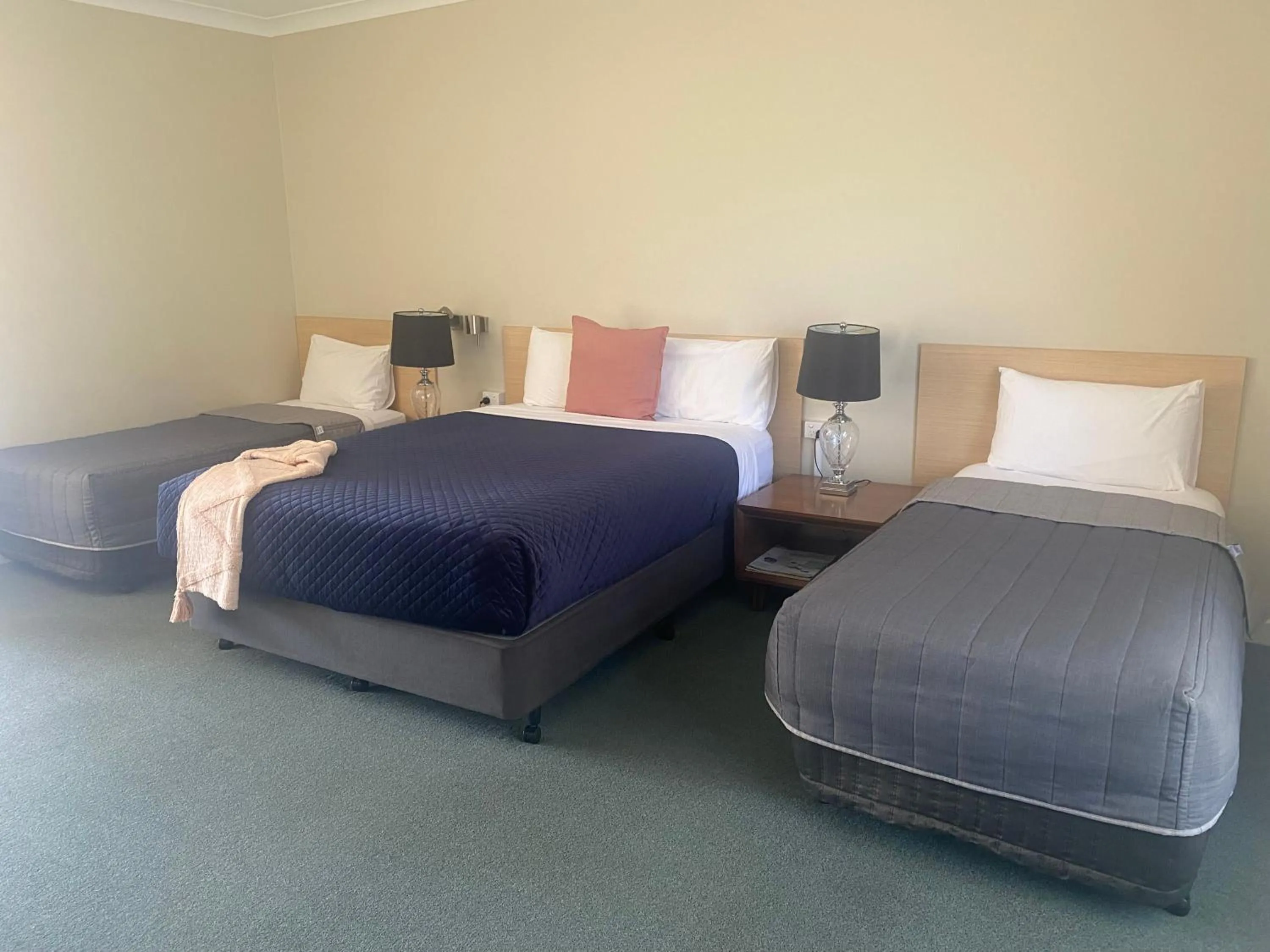 Bed in Tumbarumba Motel & Elms Restaurant