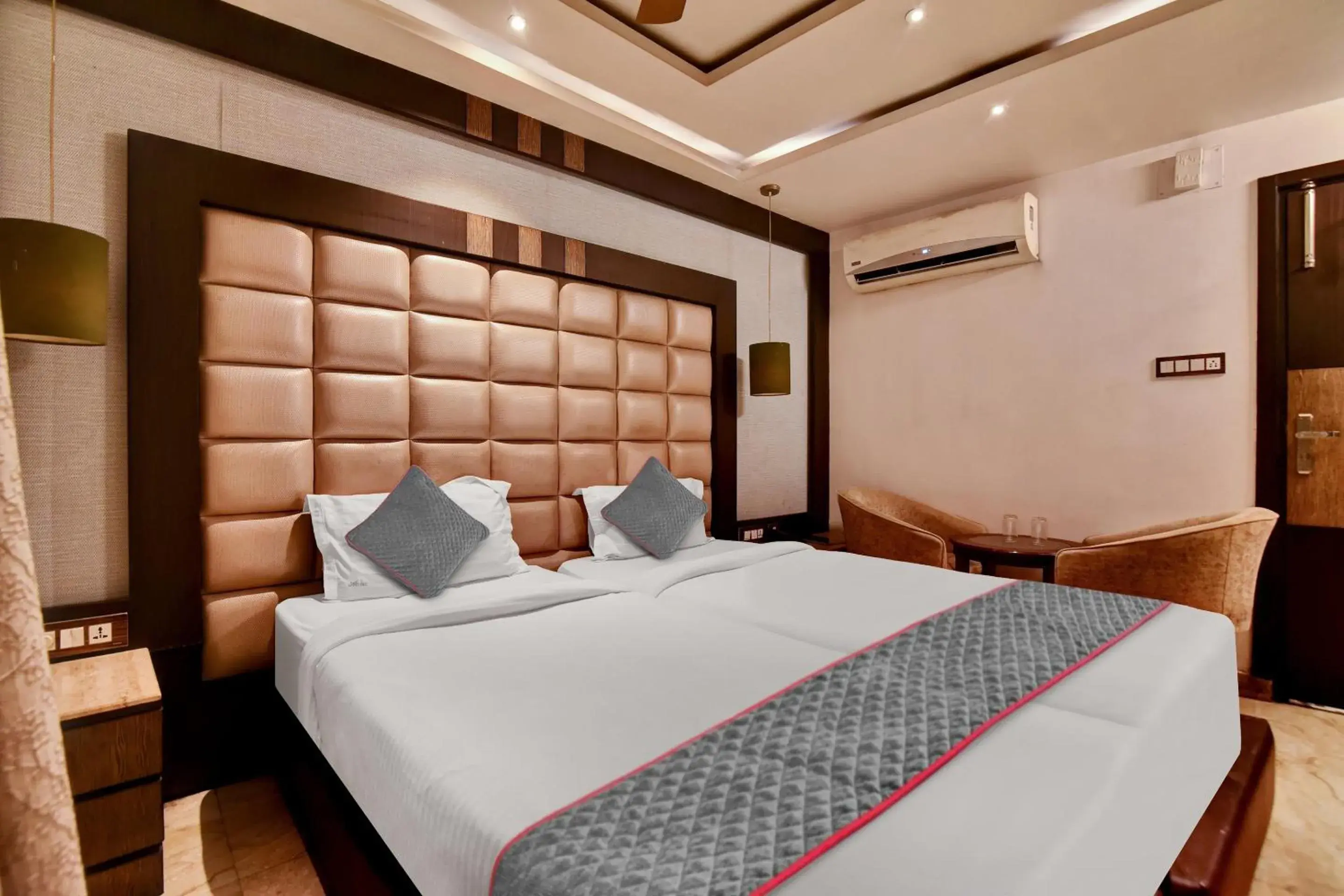 Standard Double Room in Hotel Acme Standard Double Room in Hotel Acme