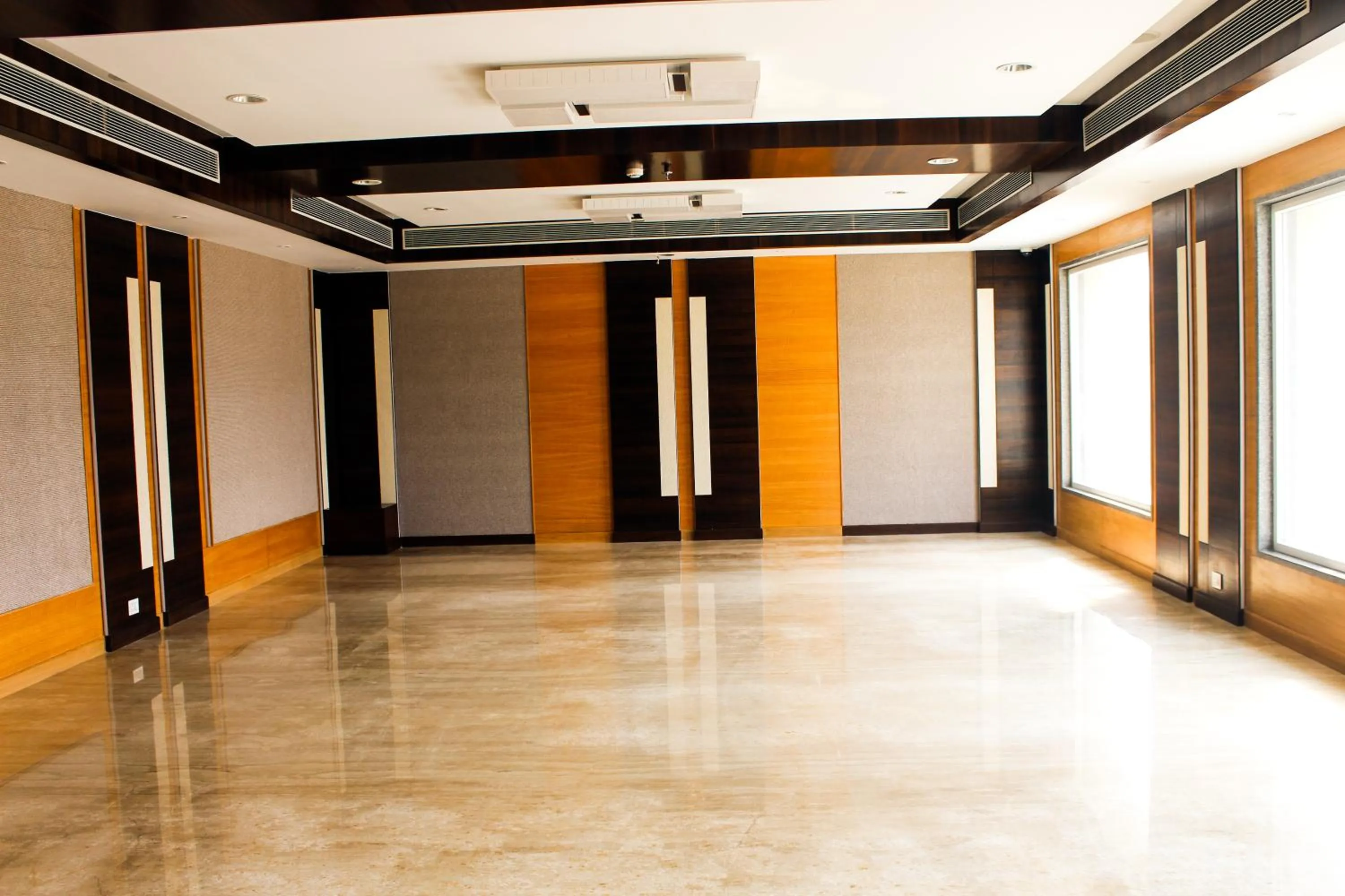 Lobby or reception in HOTEL RAJHANS ABHINANDAN