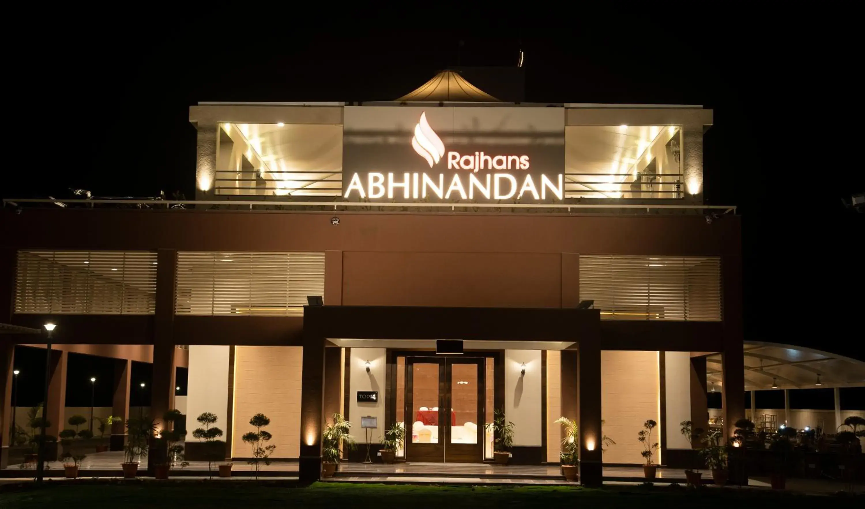 HOTEL RAJHANS ABHINANDAN HOTEL RAJHANS ABHINANDAN