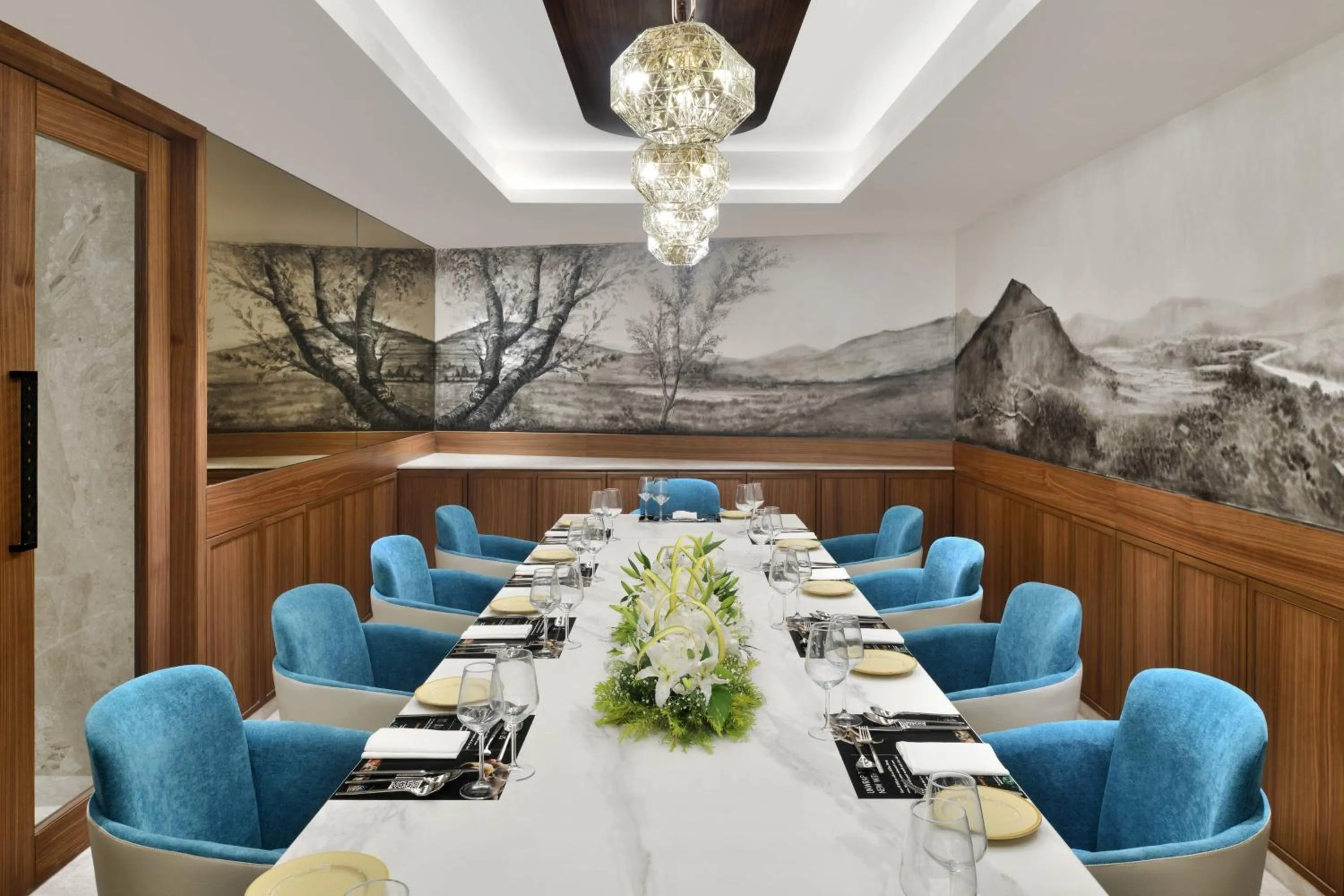 Restaurant/places to eat in Courtyard by Marriott Nashik