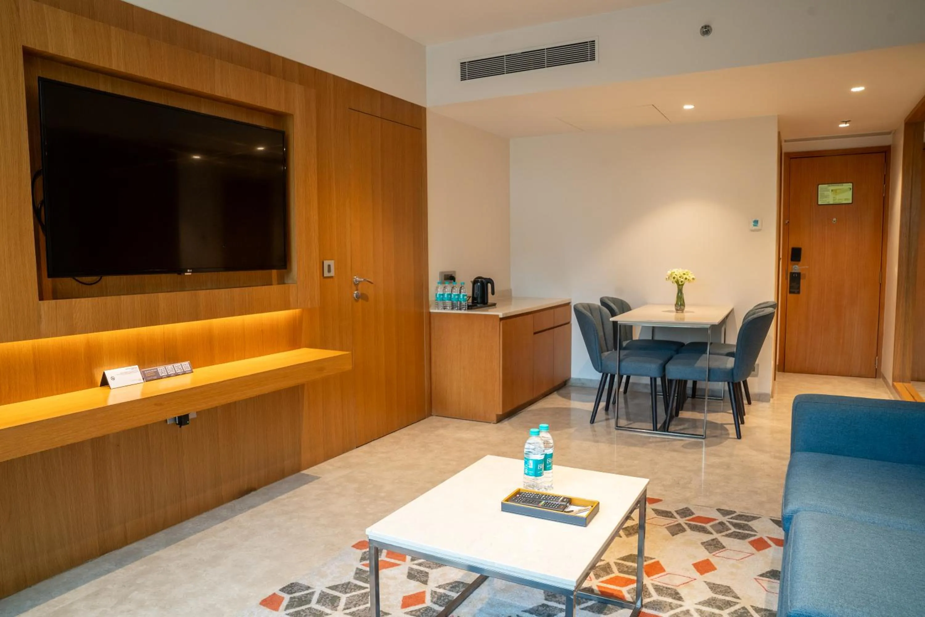 Living room in Courtyard by Marriott Nashik