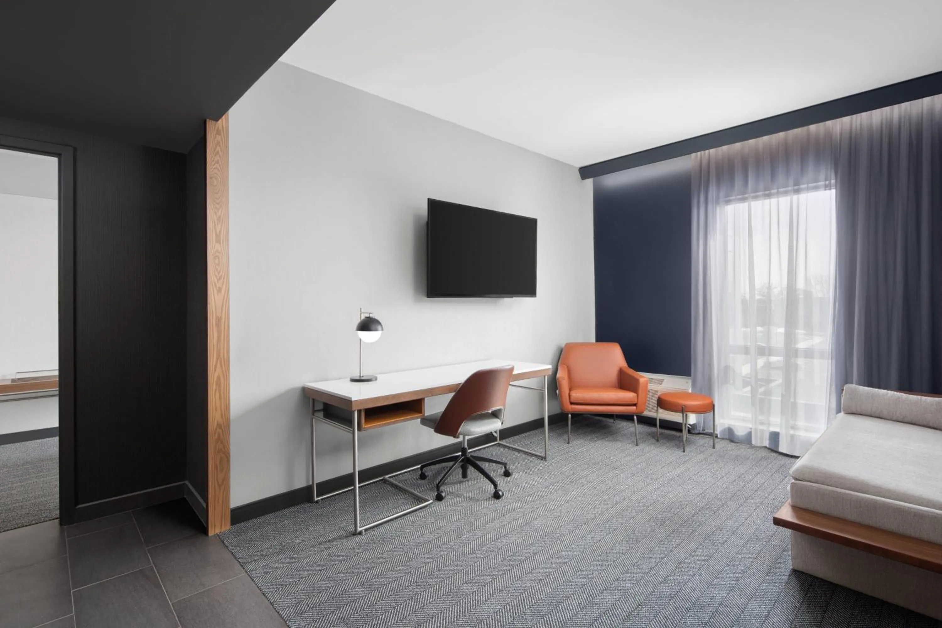 Living room, Bed in Courtyard by Marriott Lansing Downtown