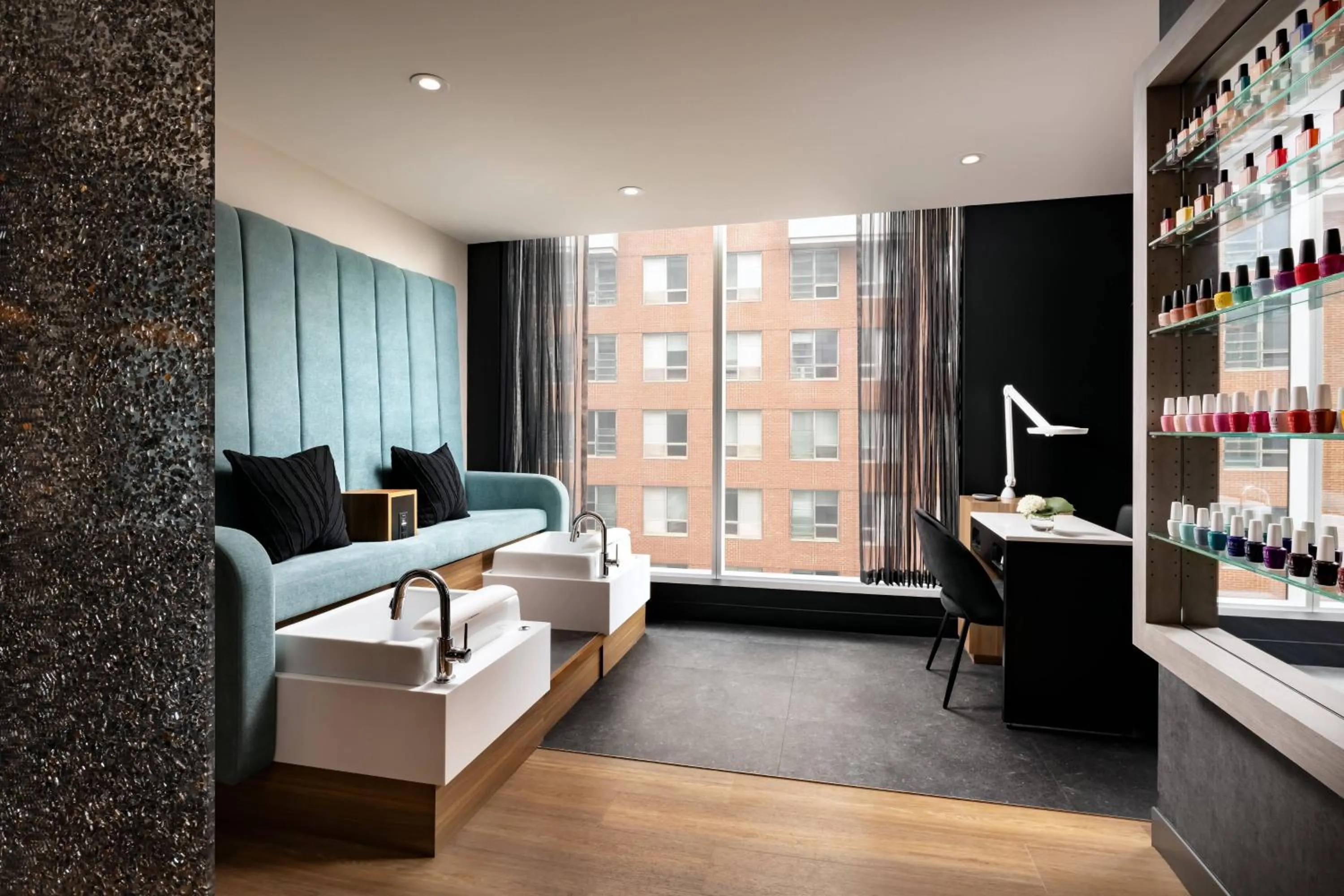 Lounge or bar in Humaniti Hotel Montreal, Autograph Collection