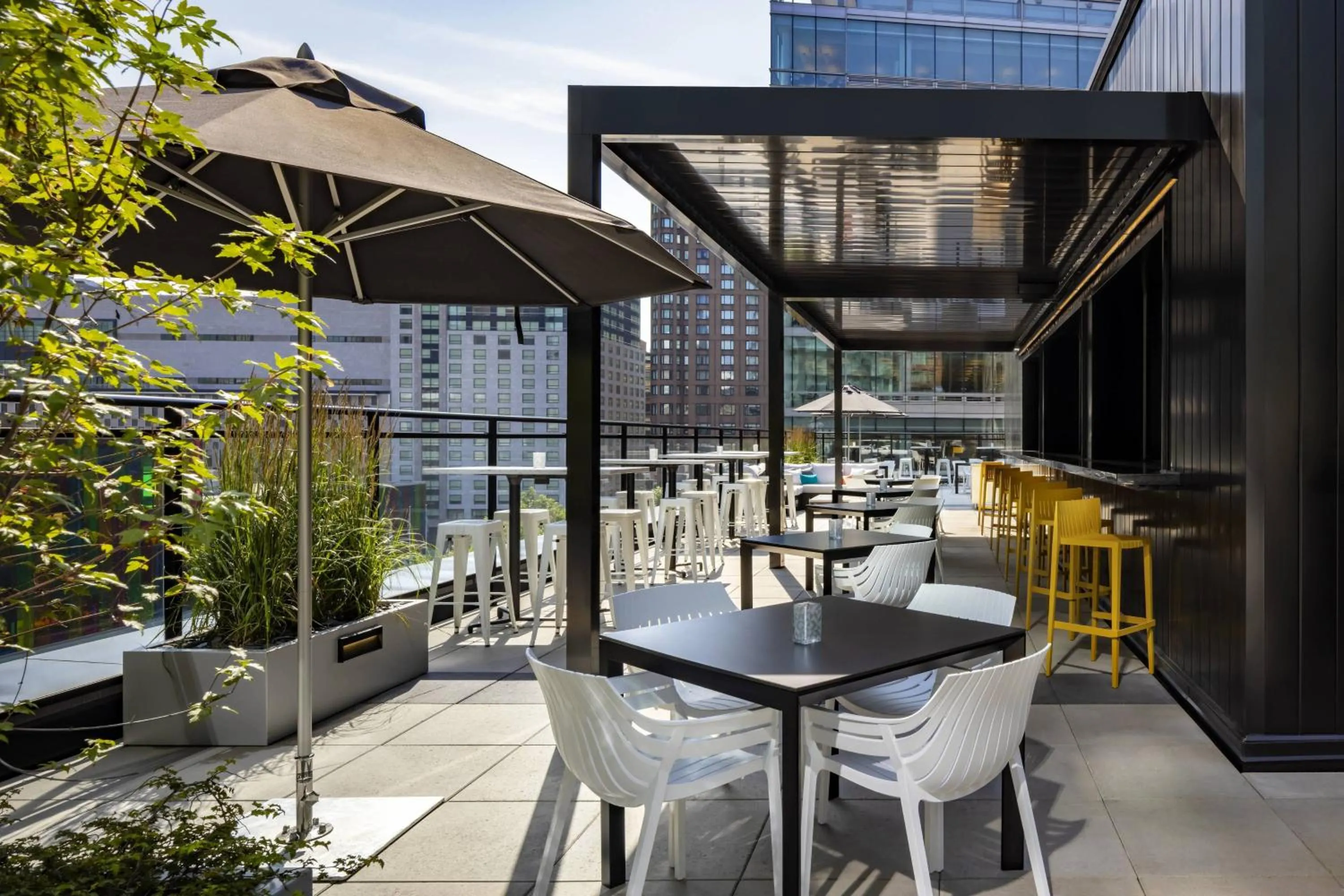 Restaurant/places to eat in Humaniti Hotel Montreal, Autograph Collection
