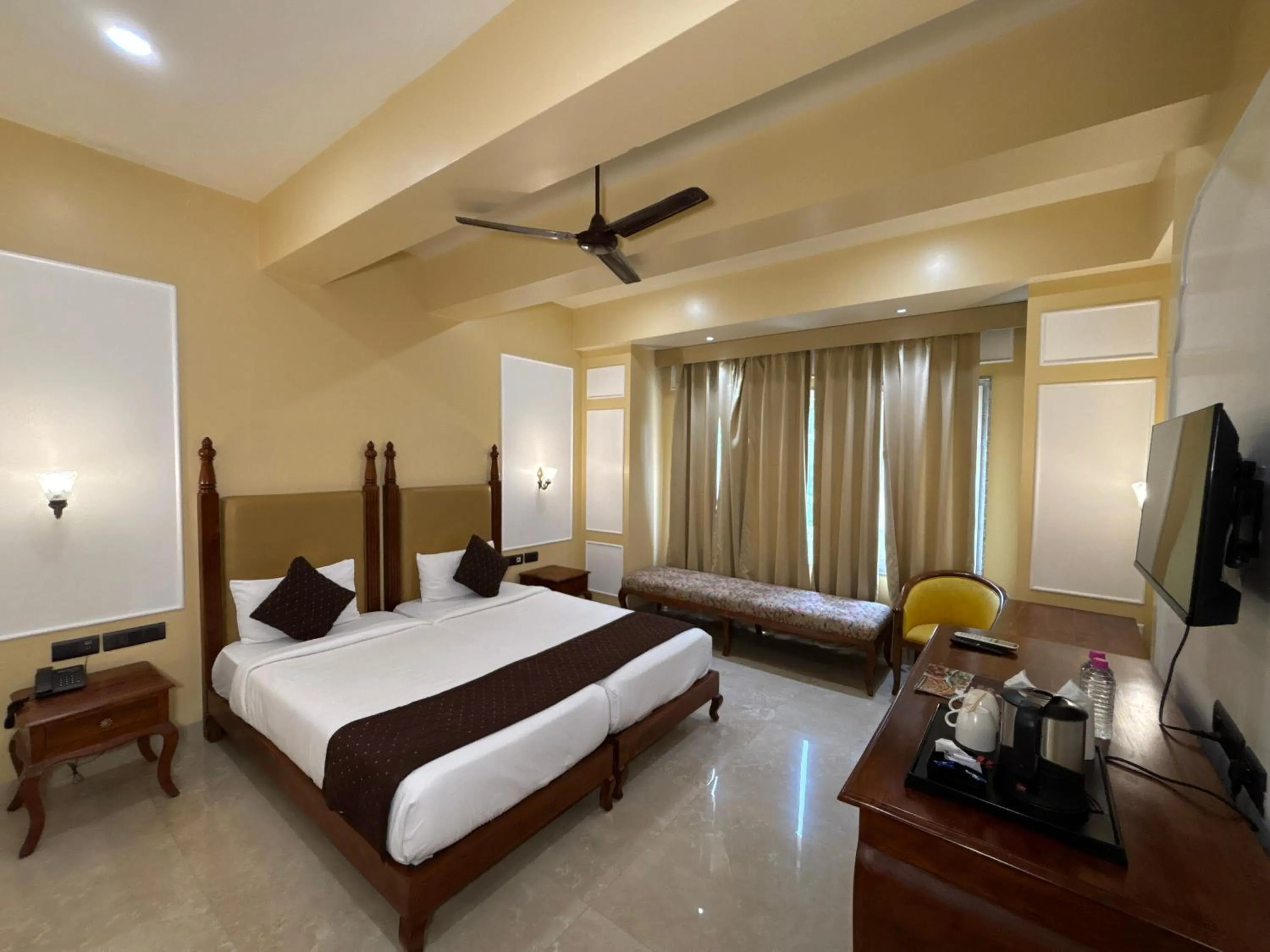 Bed in The Taj Vista Agra -walking distance to Taj Mahal