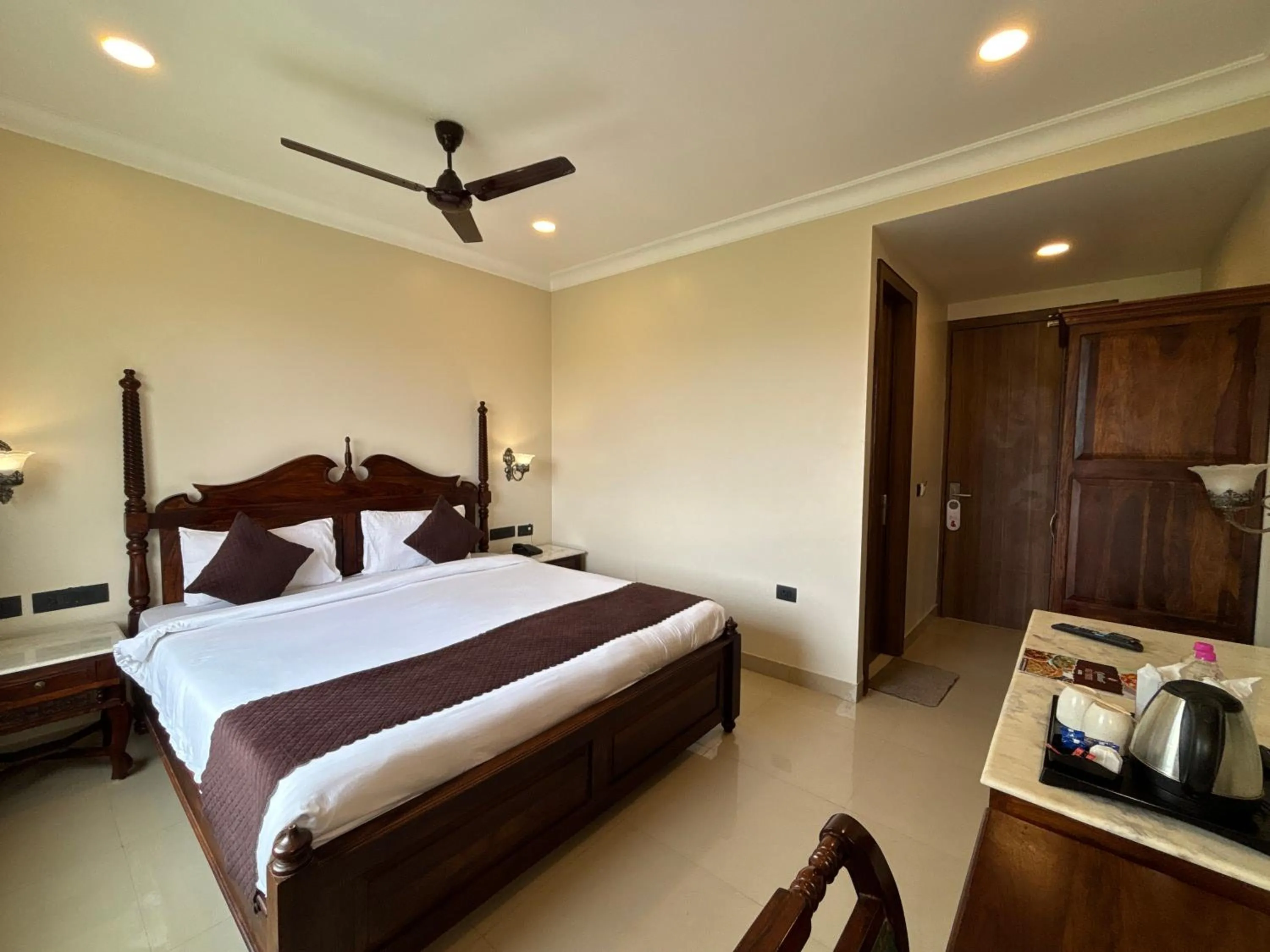 Bed in The Taj Vista Agra -walking distance to Taj Mahal