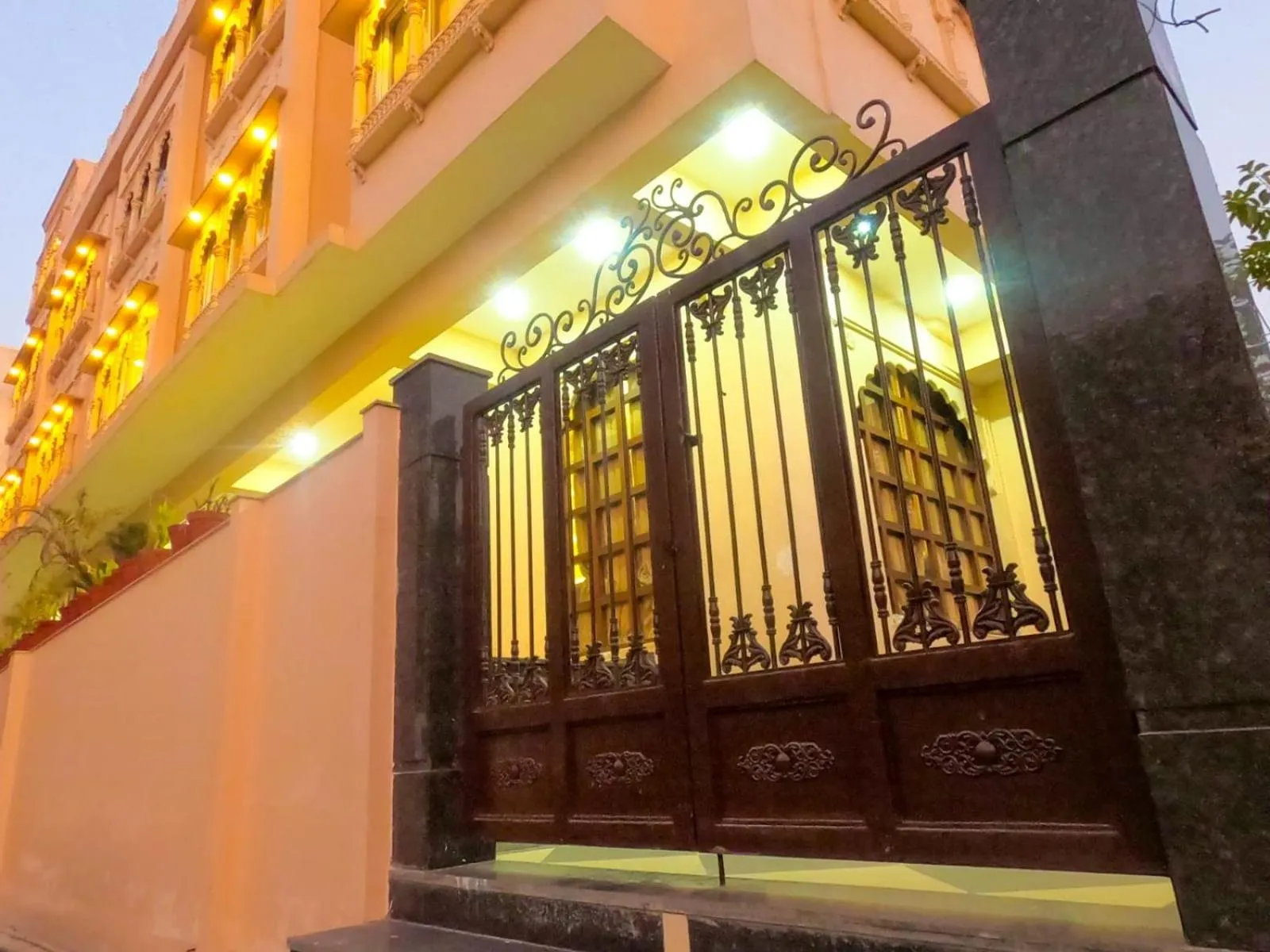 Property building in The Taj Vista Agra -walking distance to Taj Mahal