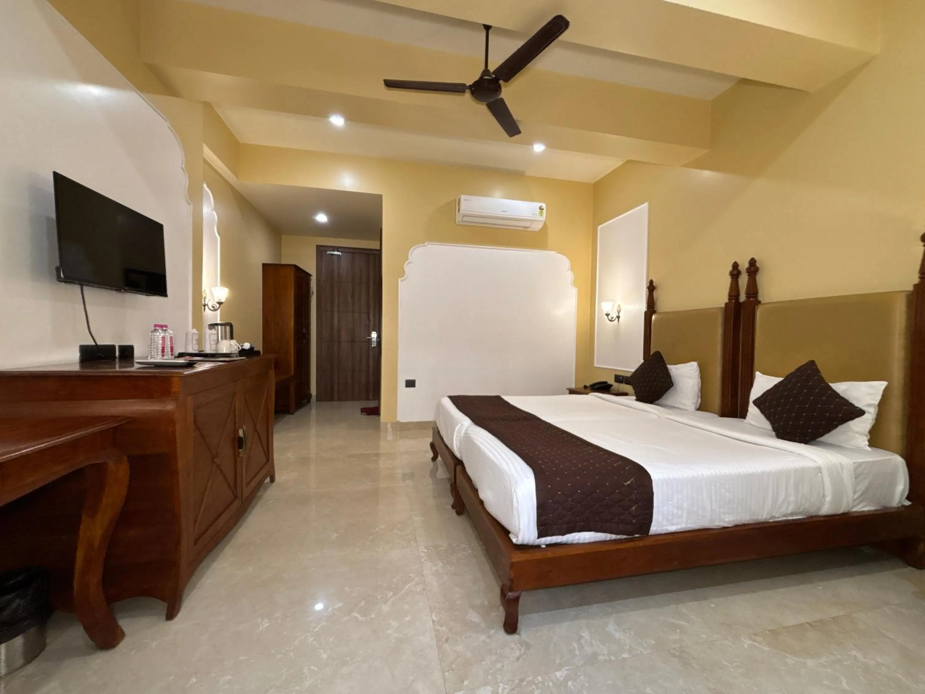 Bed in The Taj Vista Agra -walking distance to Taj Mahal