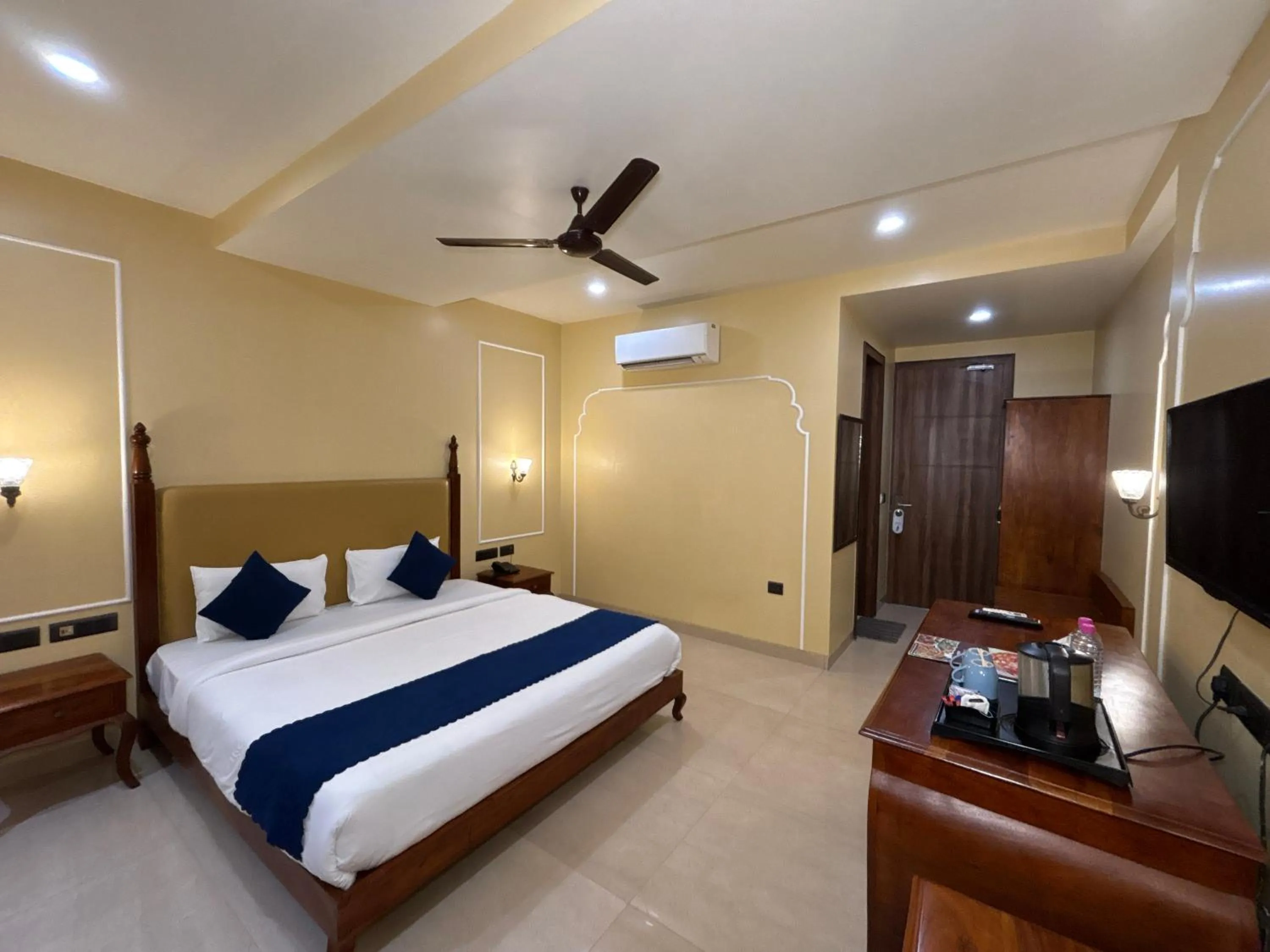 Bed in The Taj Vista Agra -walking distance to Taj Mahal