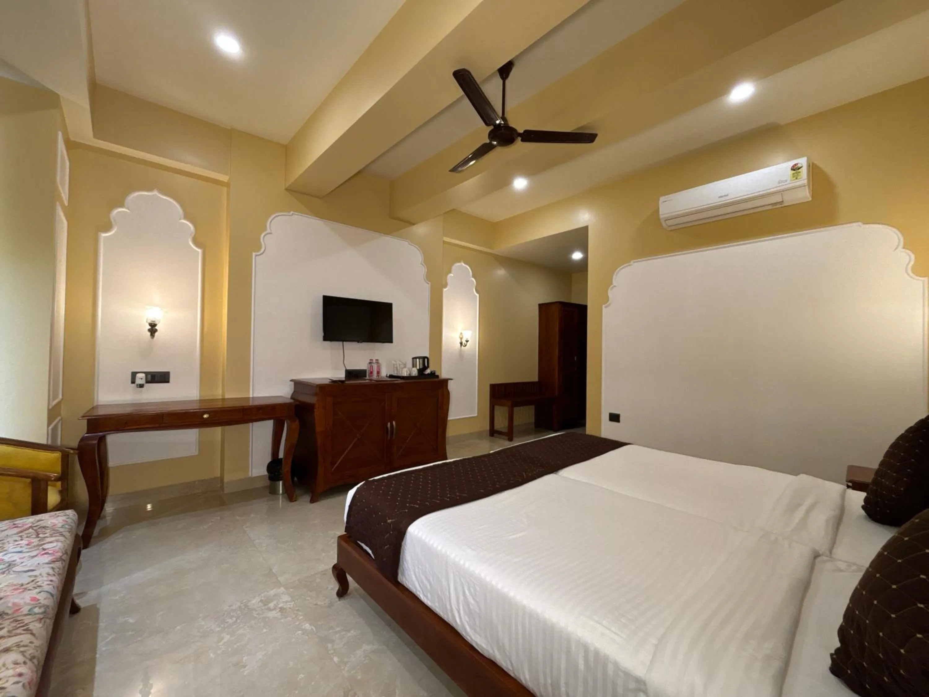 Bed in The Taj Vista Agra -walking distance to Taj Mahal