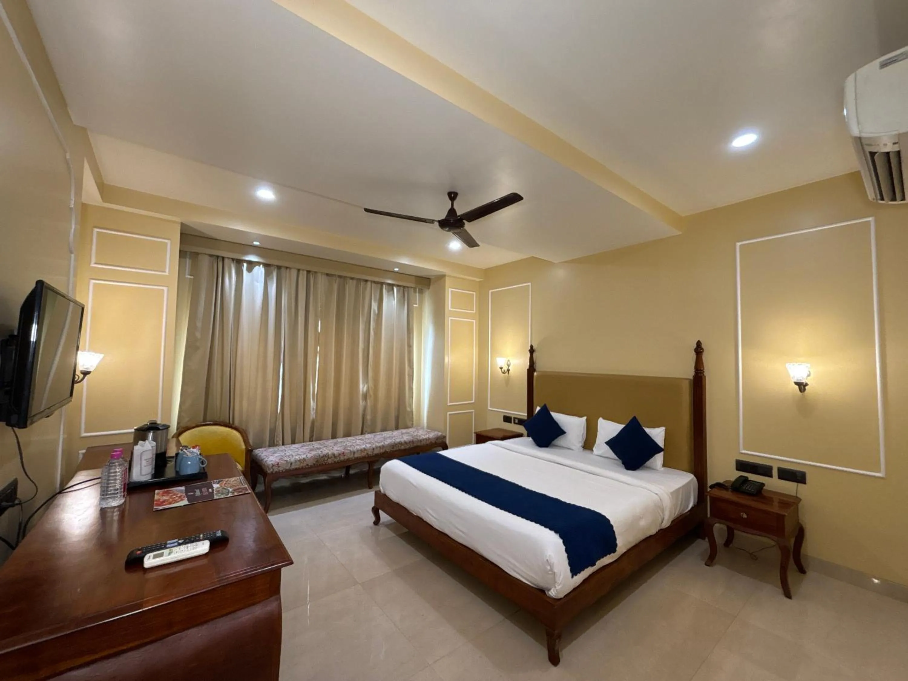 Bed in The Taj Vista Agra -walking distance to Taj Mahal