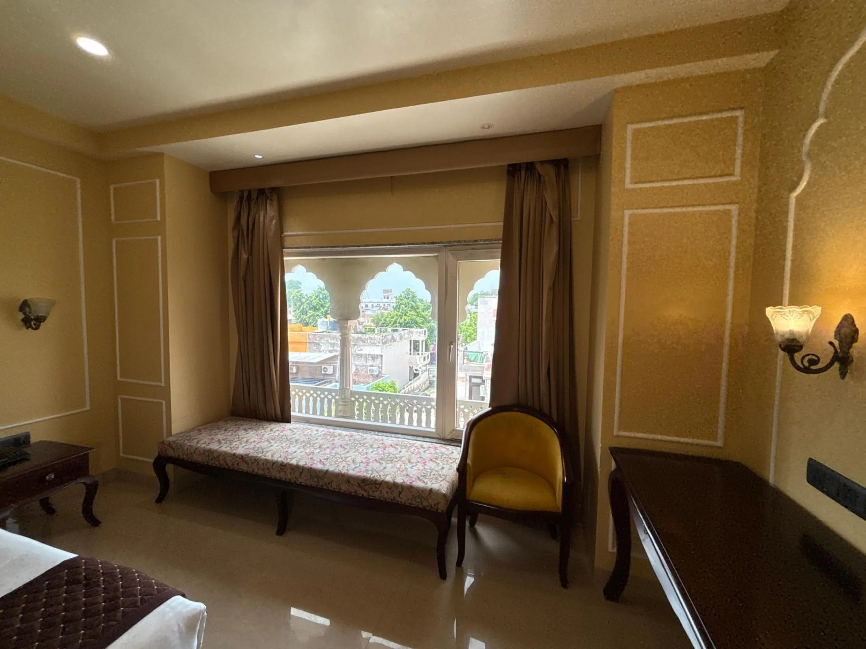 Bed in The Taj Vista Agra -walking distance to Taj Mahal