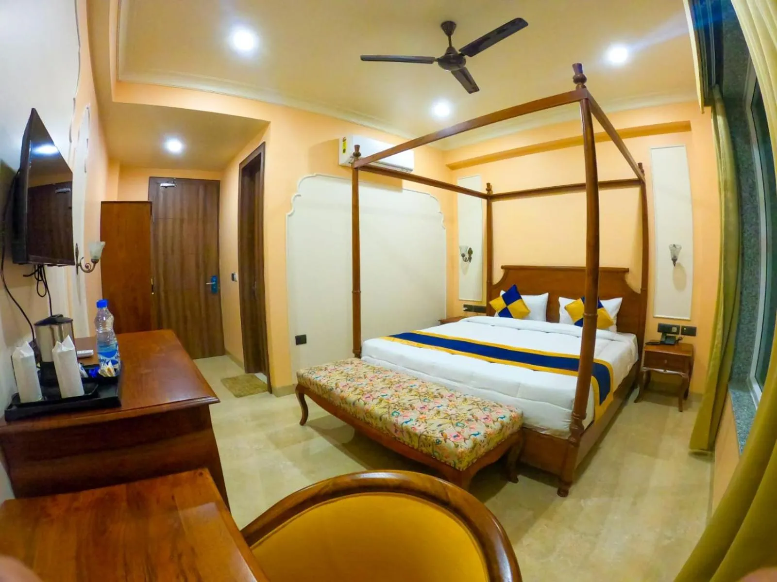 Bed in The Taj Vista Agra -walking distance to Taj Mahal