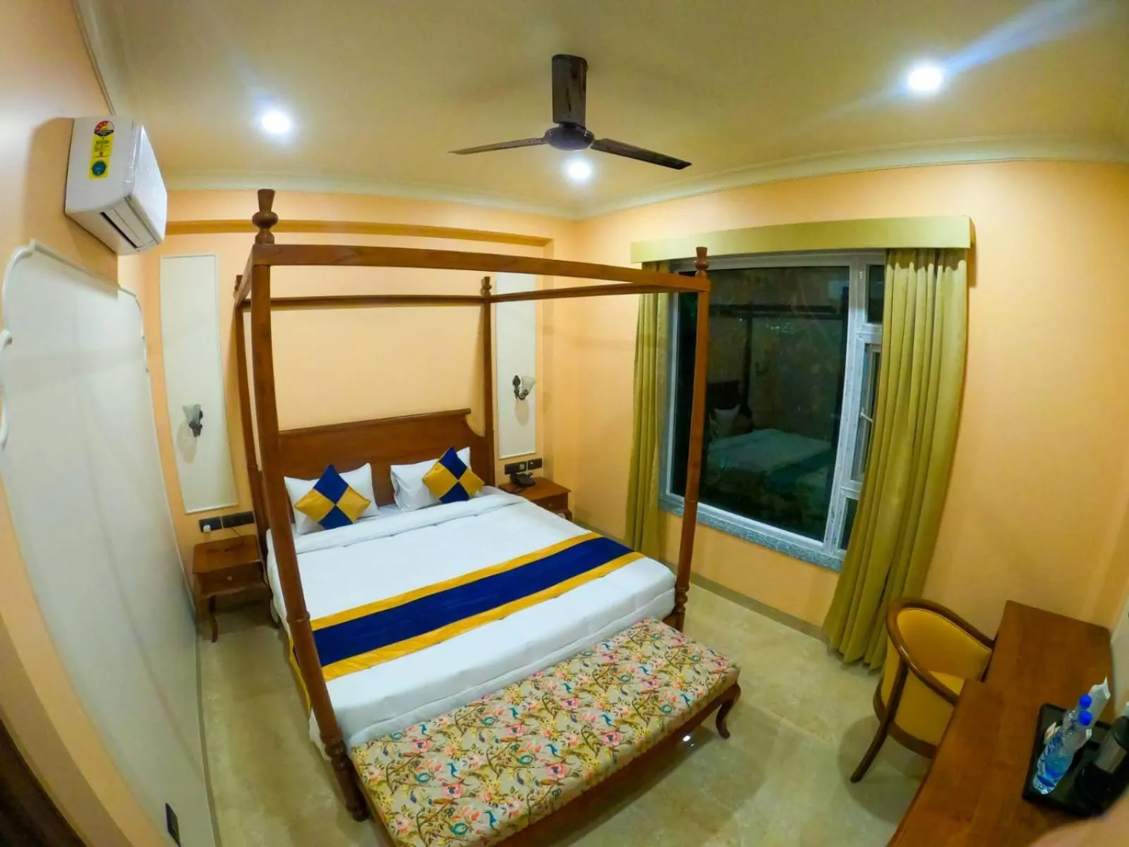 Bed in The Taj Vista Agra -walking distance to Taj Mahal