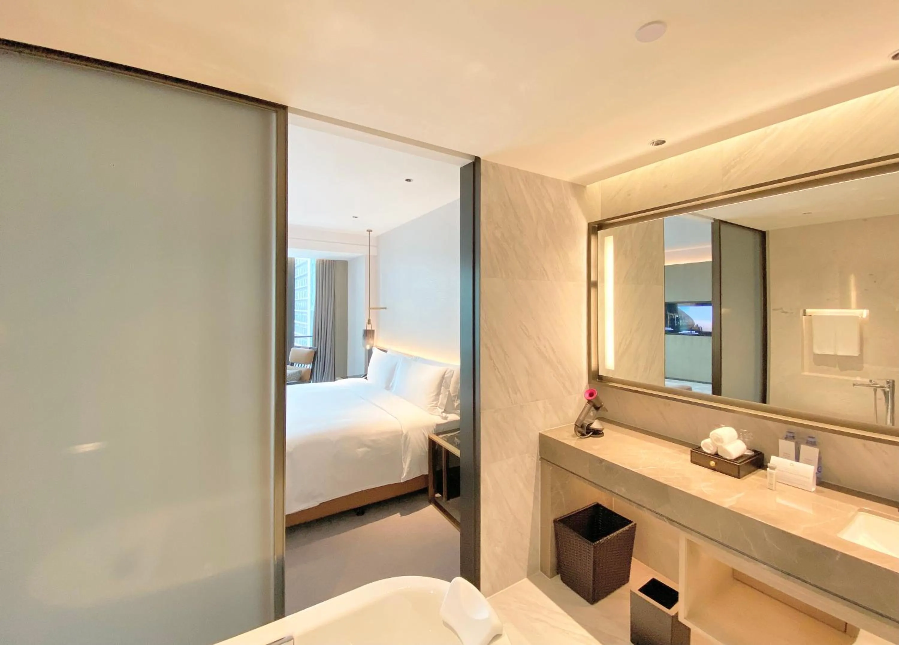 Bathroom, Bed in InterContinental Foshan DongPing