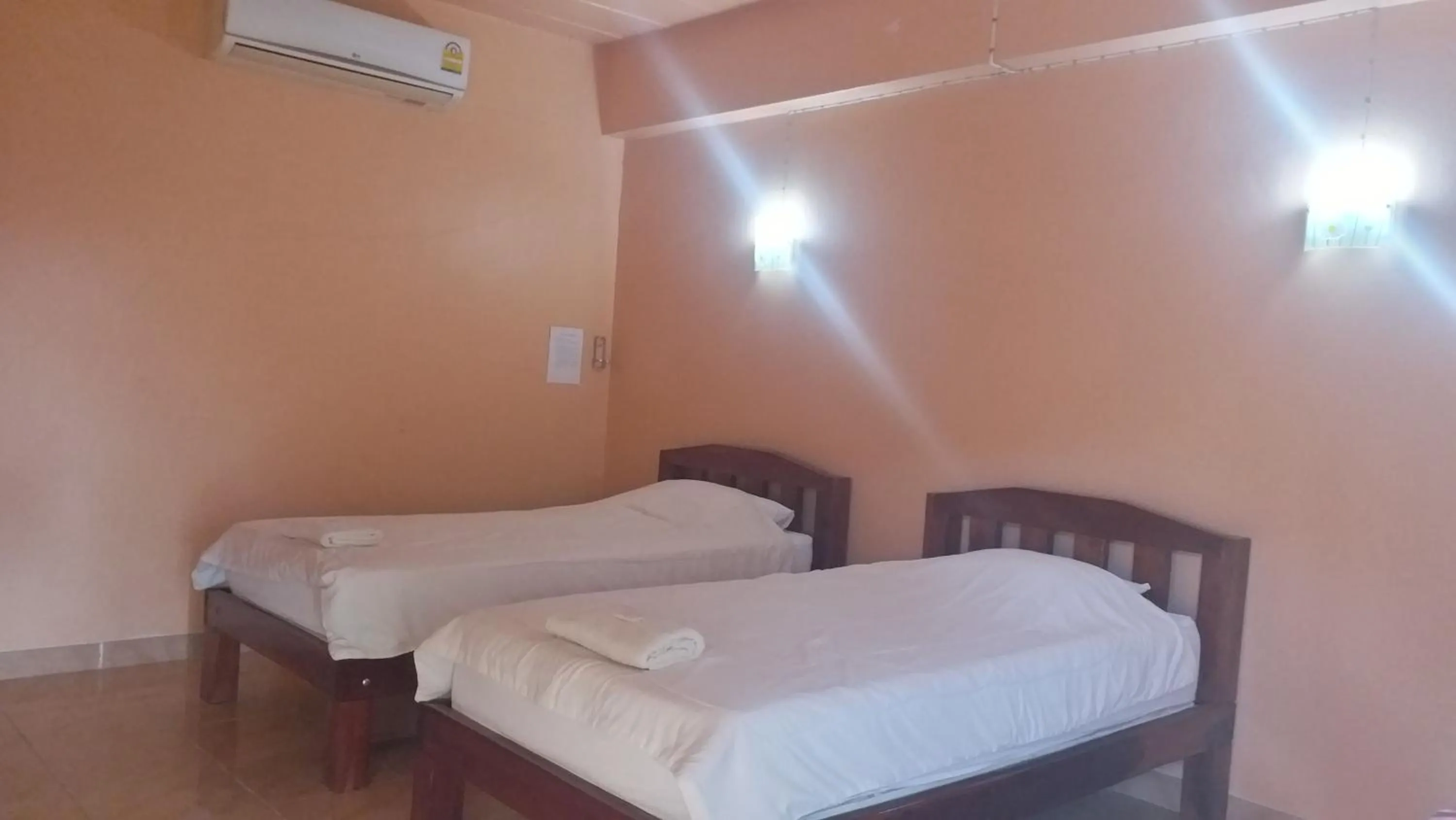 Photo of the whole room in The 99 Inn Hotel