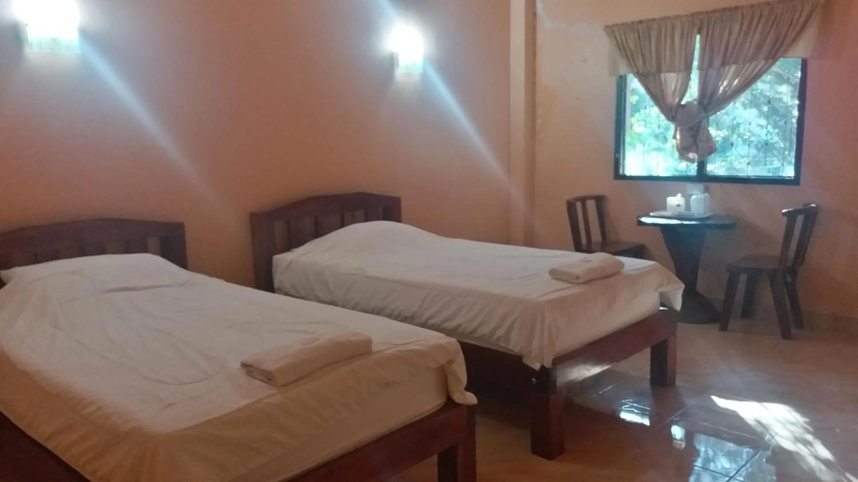 Photo of the whole room in The 99 Inn Hotel