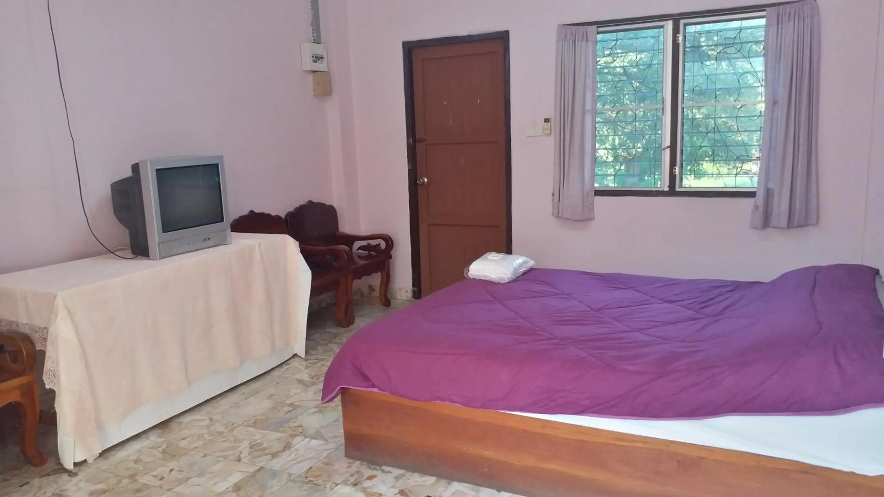 Photo of the whole room in The 99 Inn Hotel