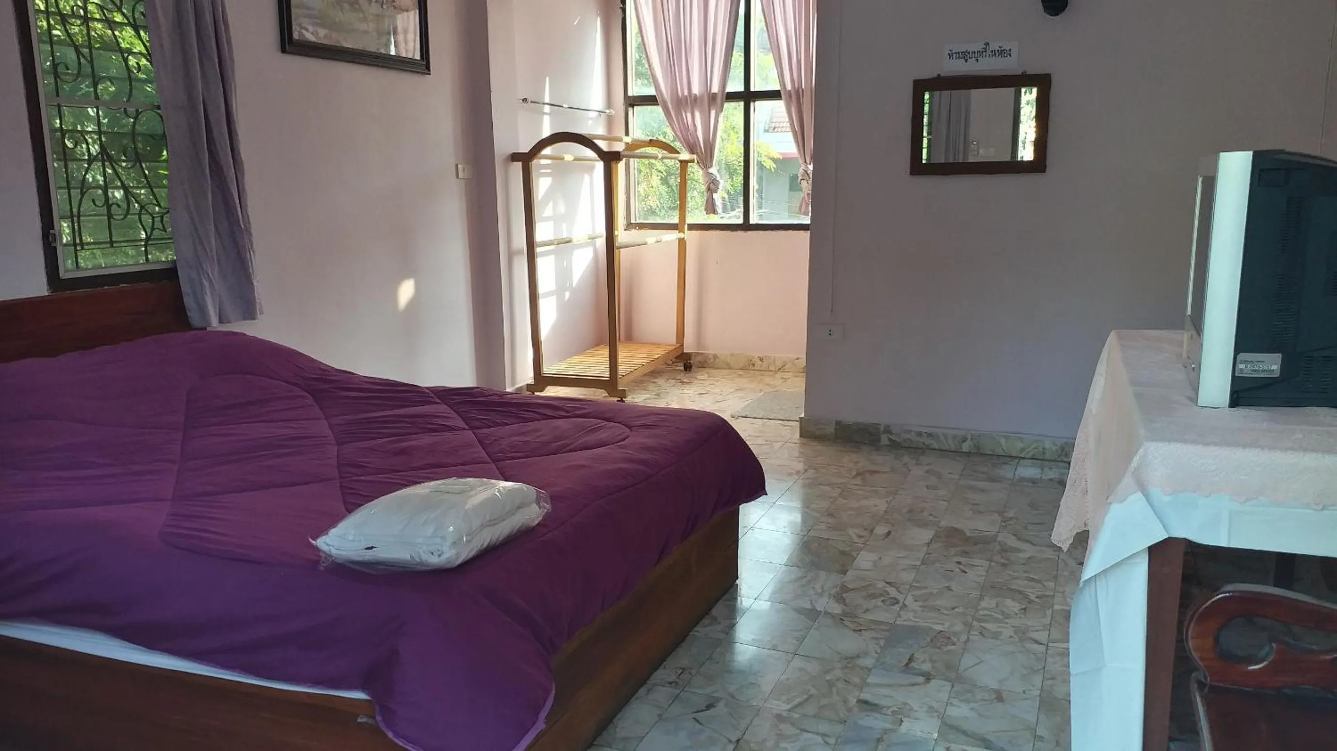 Photo of the whole room in The 99 Inn Hotel