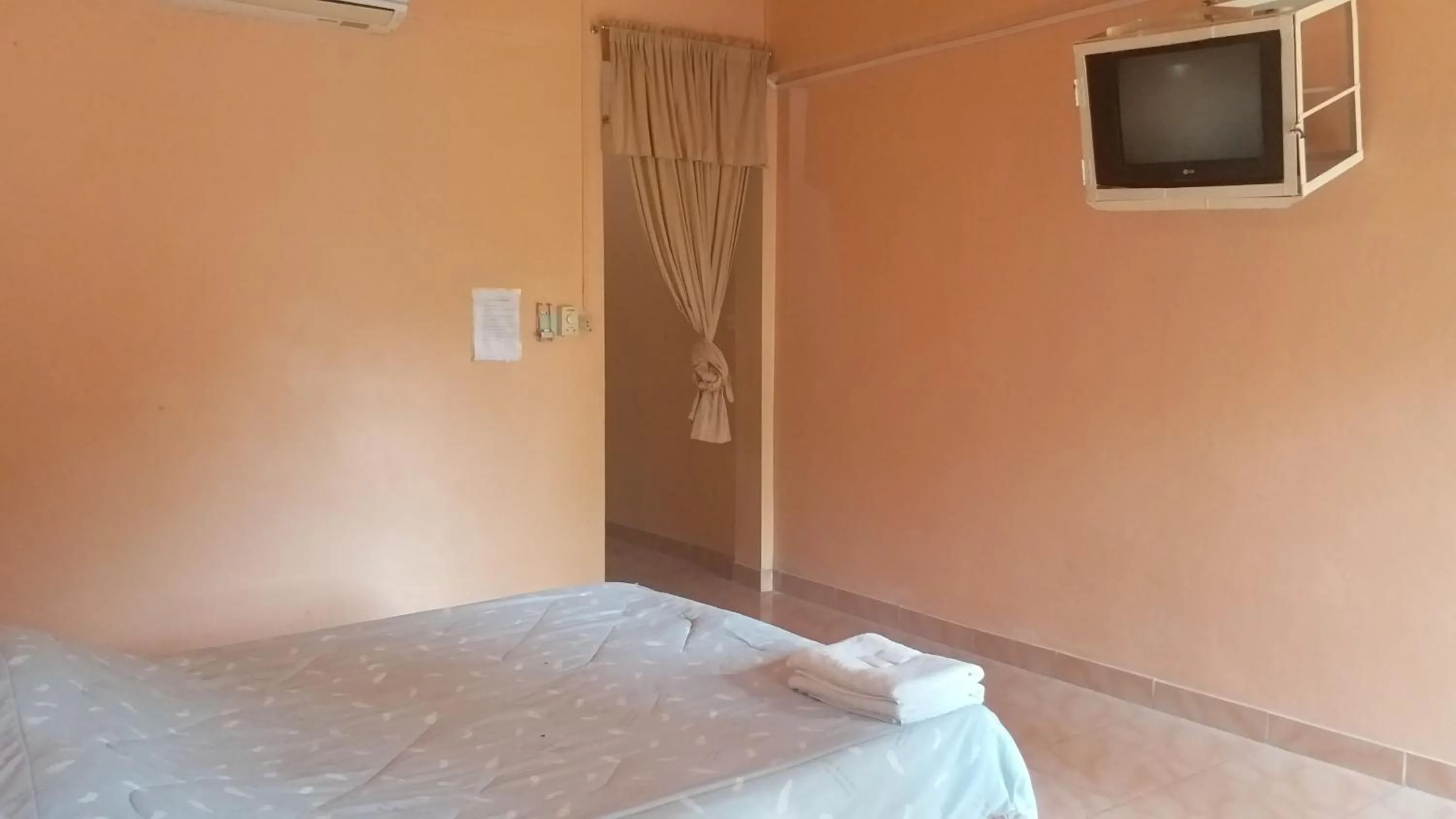 Photo of the whole room in The 99 Inn Hotel