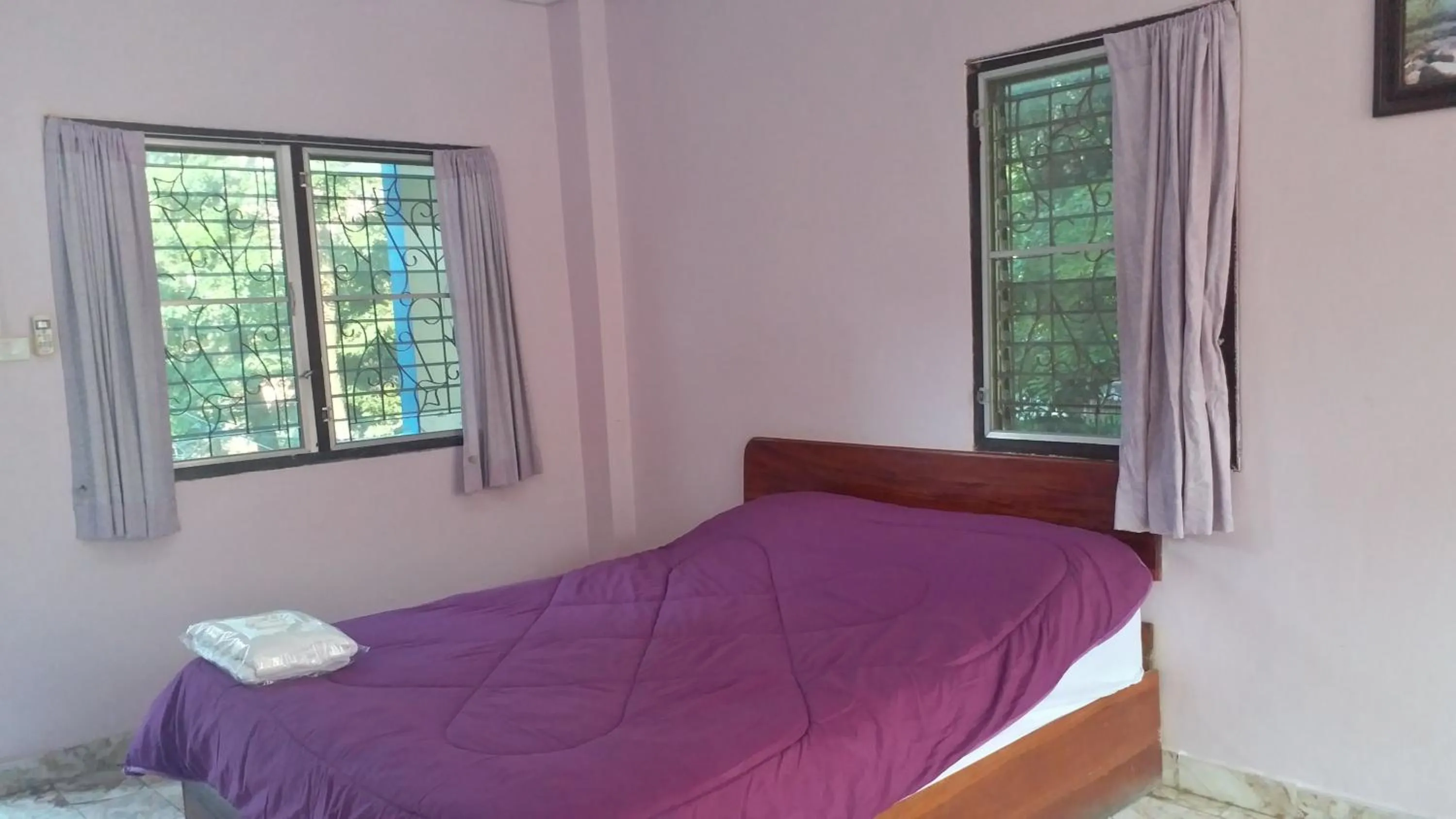 Photo of the whole room in The 99 Inn Hotel