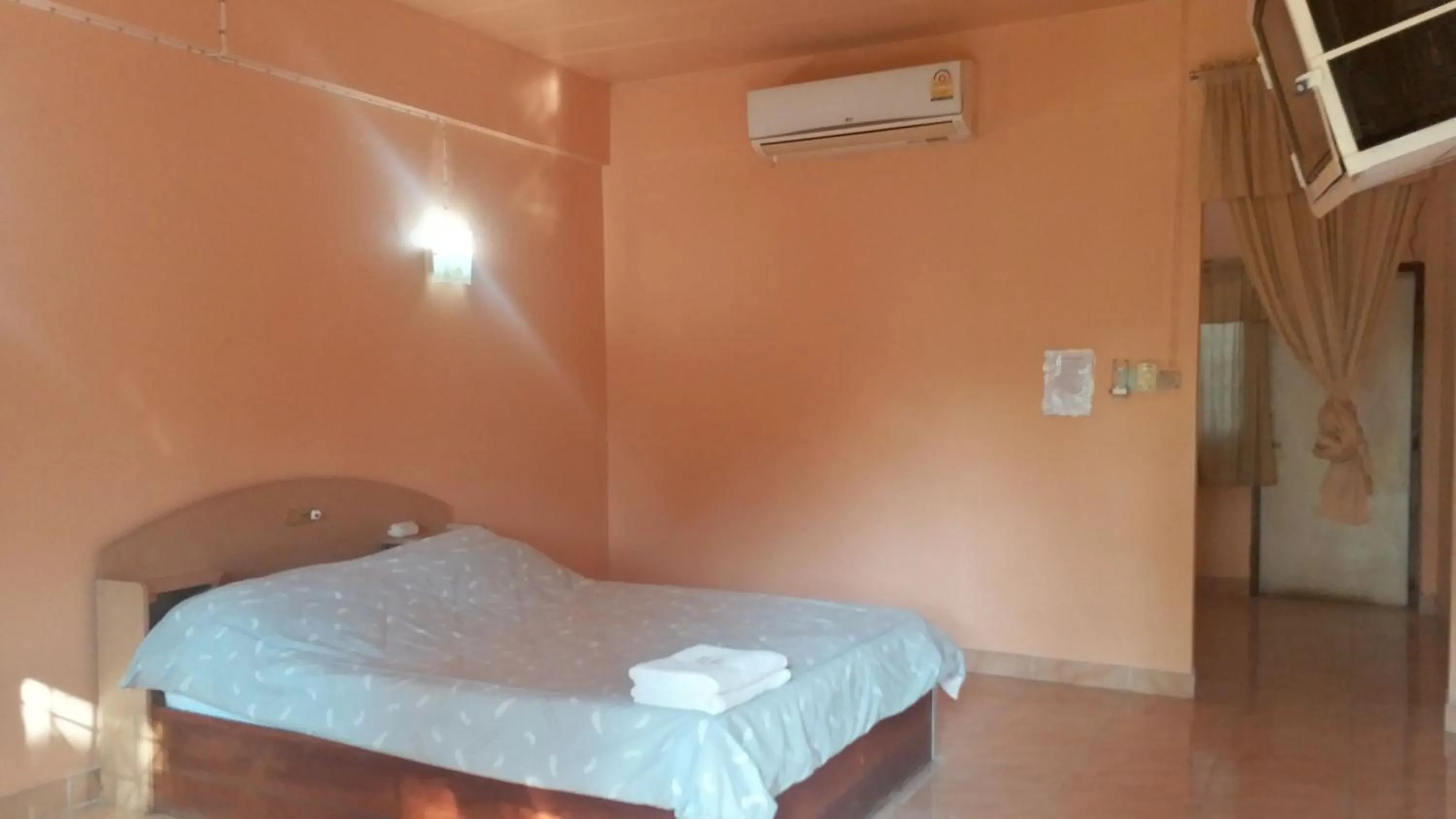 Photo of the whole room in The 99 Inn Hotel