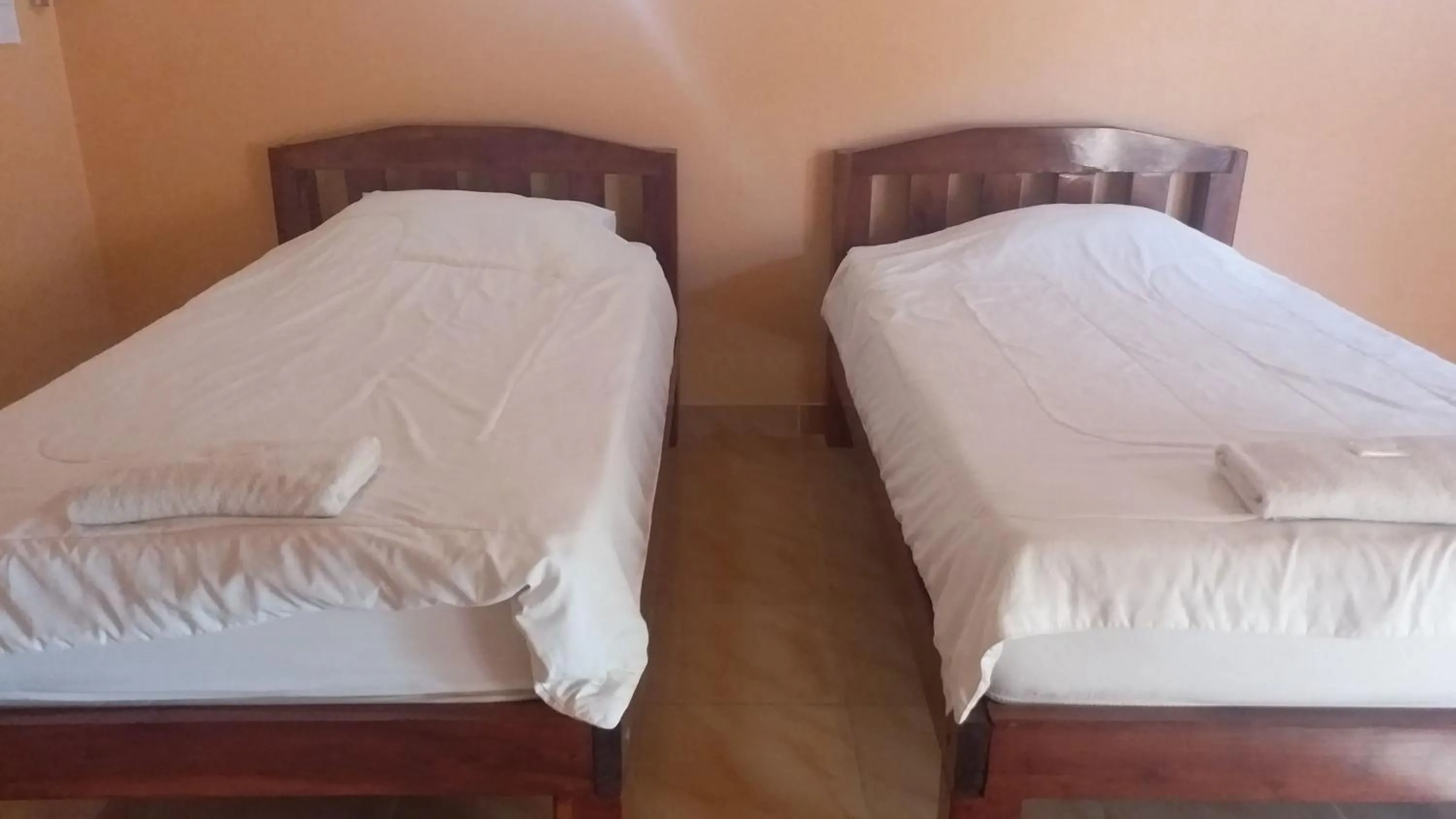 Photo of the whole room in The 99 Inn Hotel